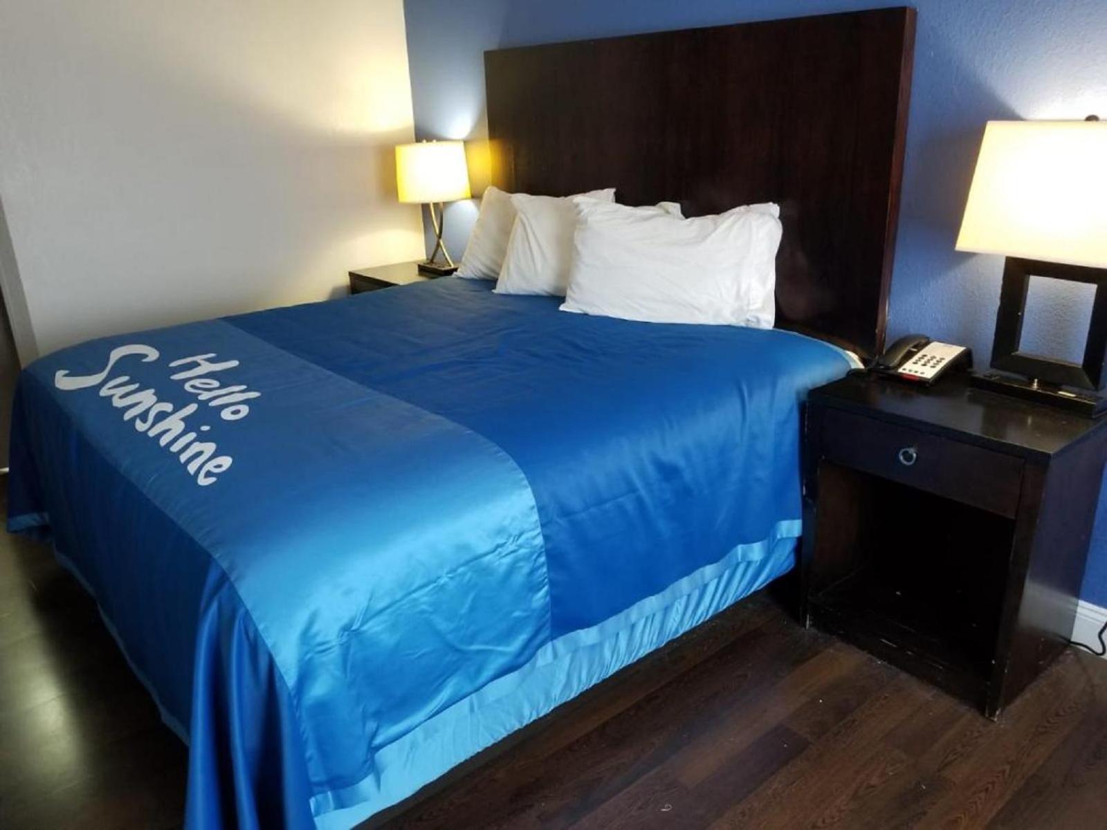 King Room - Non-Smoking - Photo 3