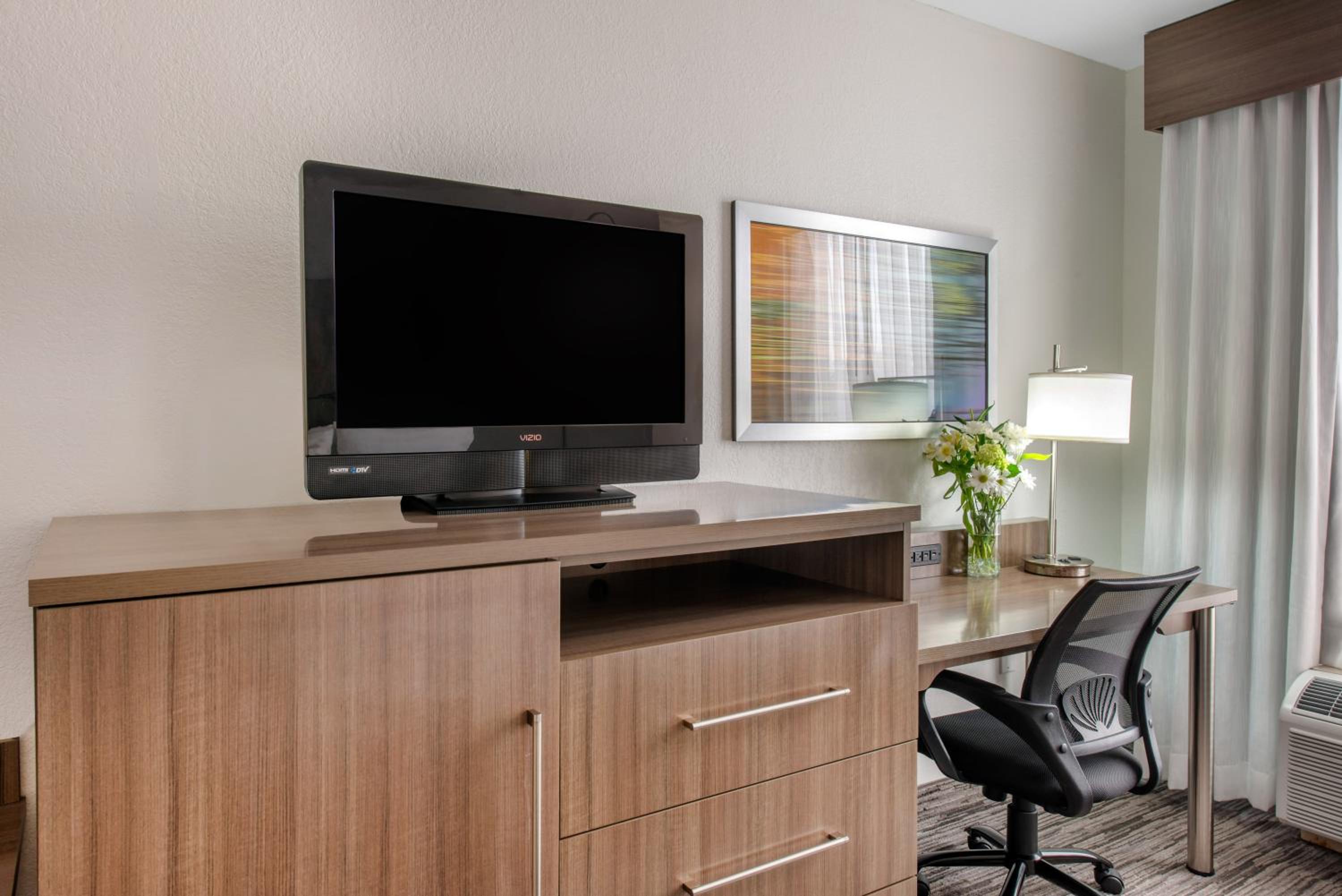 Standard Queen Room with Two Queen Beds - Communications Accessible - Photo 7