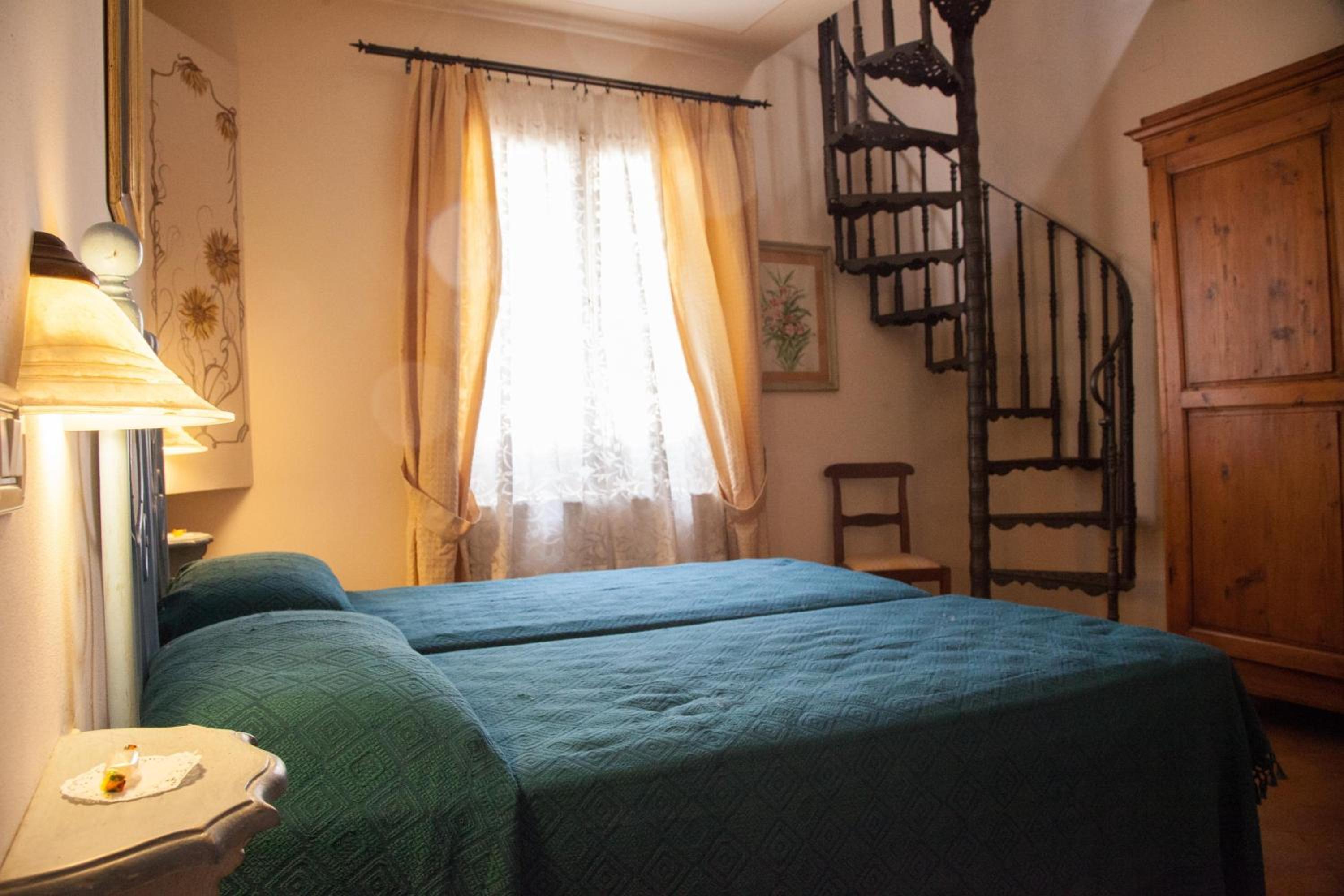 Large Double or Twin Room - Photo 11