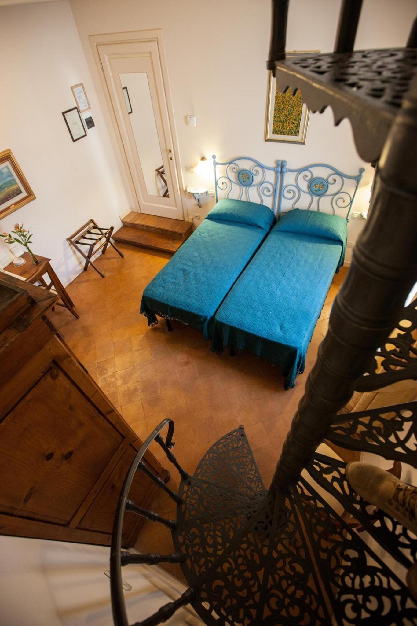Large Double or Twin Room - Photo 10