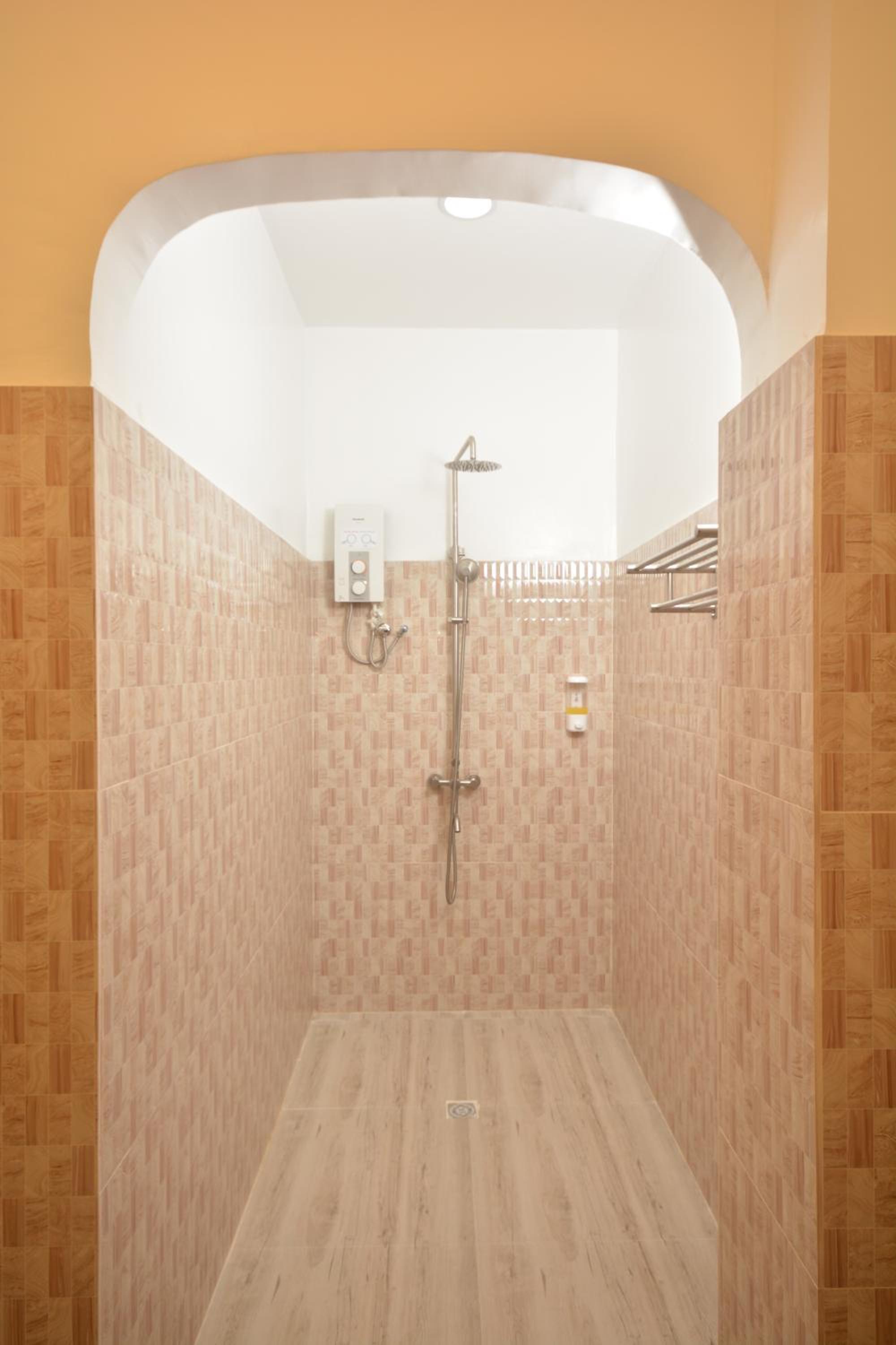 Deluxe King Room - Photo 6