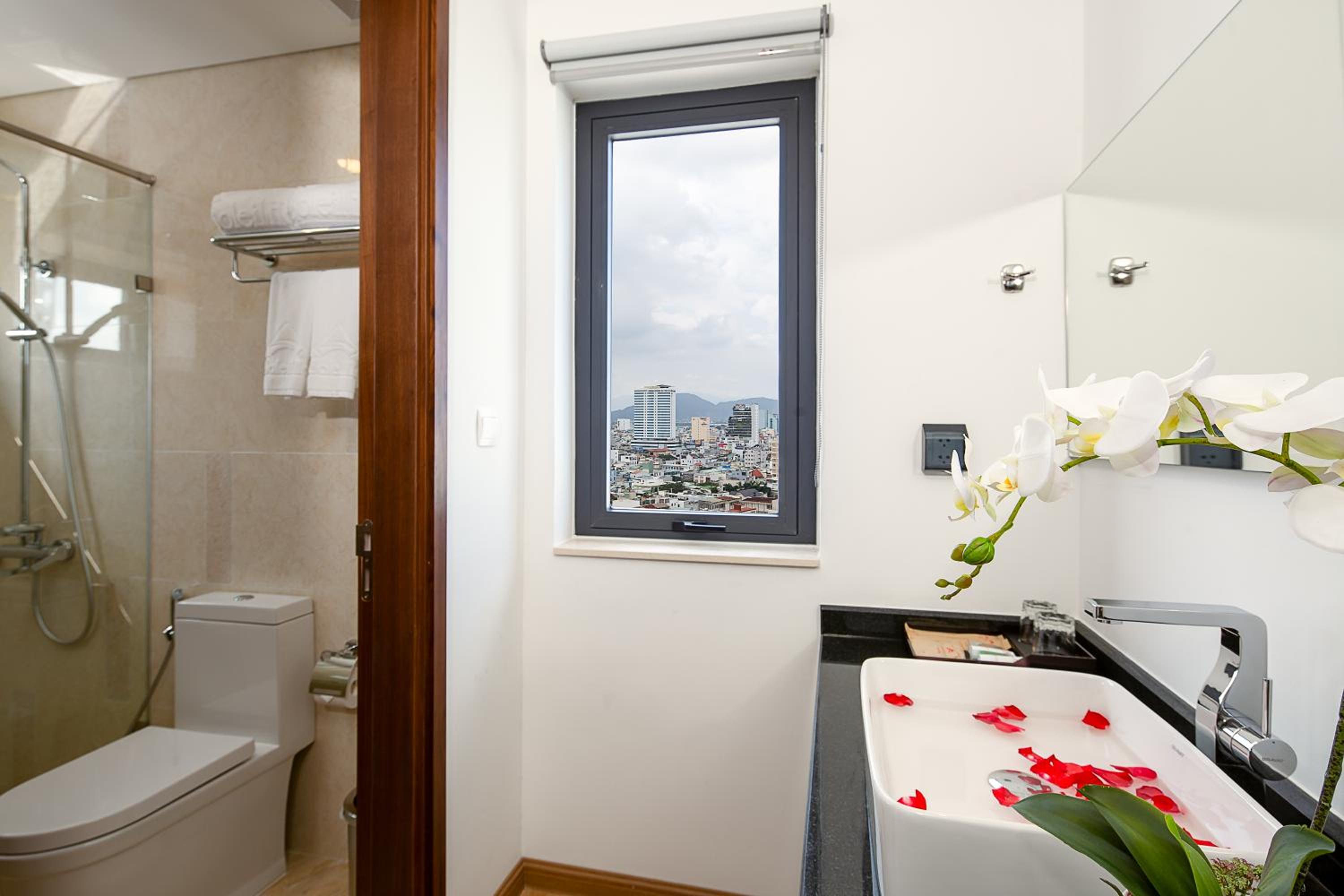 Superior Double Room with City View - Photo 3