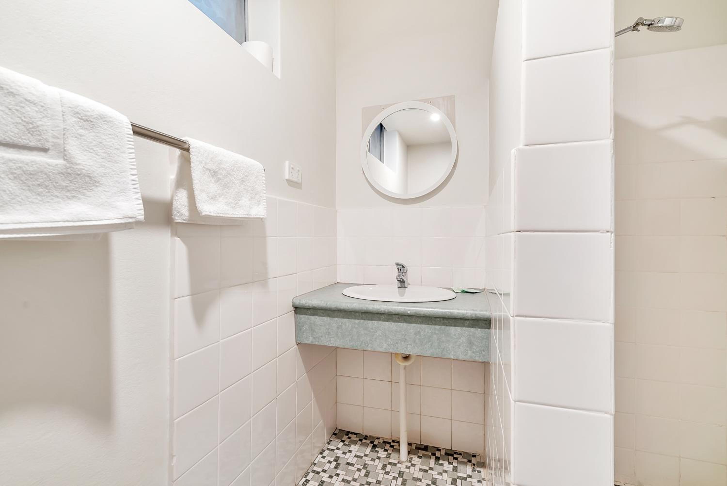 Budget Queen Room - NO Parking photo 3