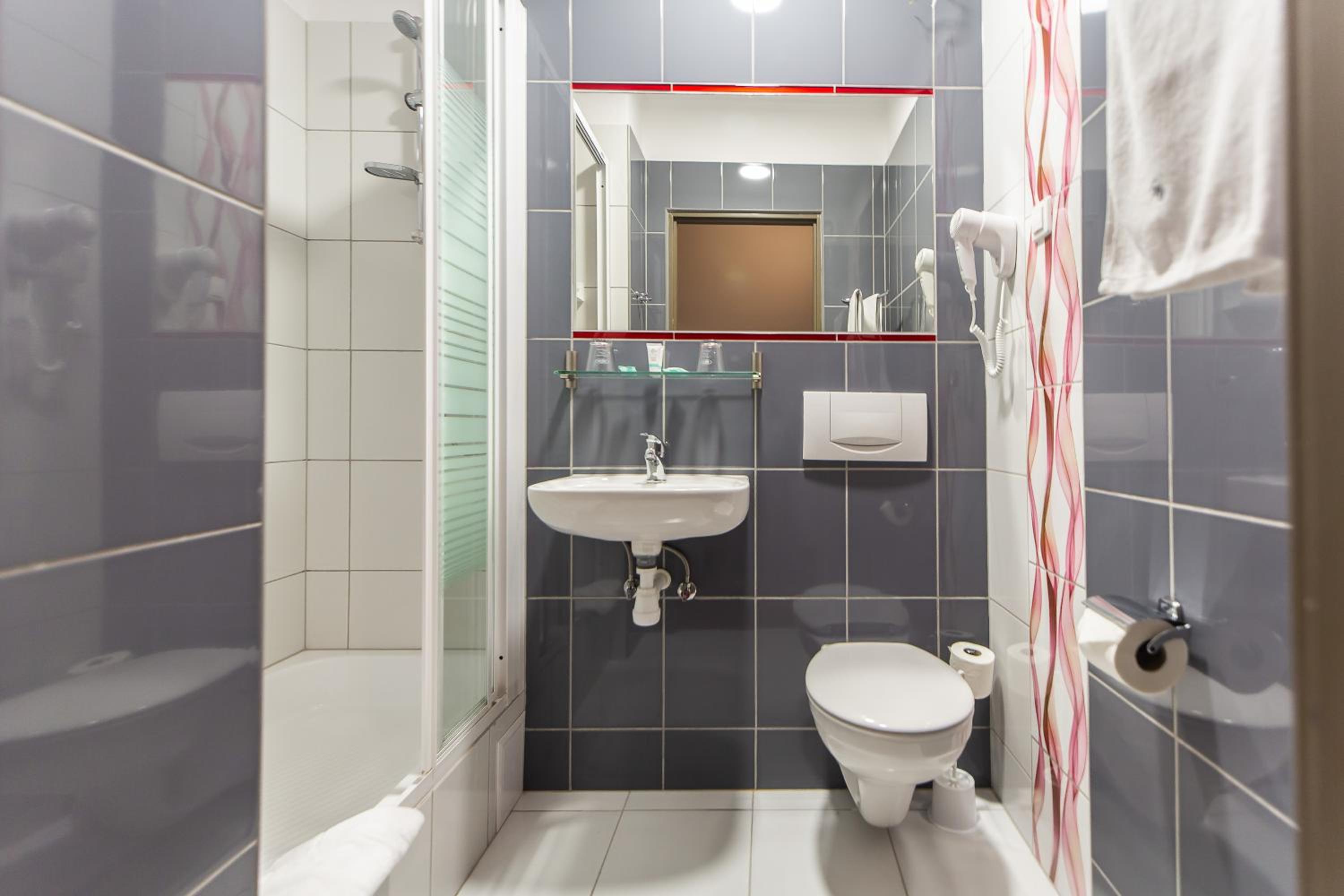 Double Room with Balcony - Photo 5
