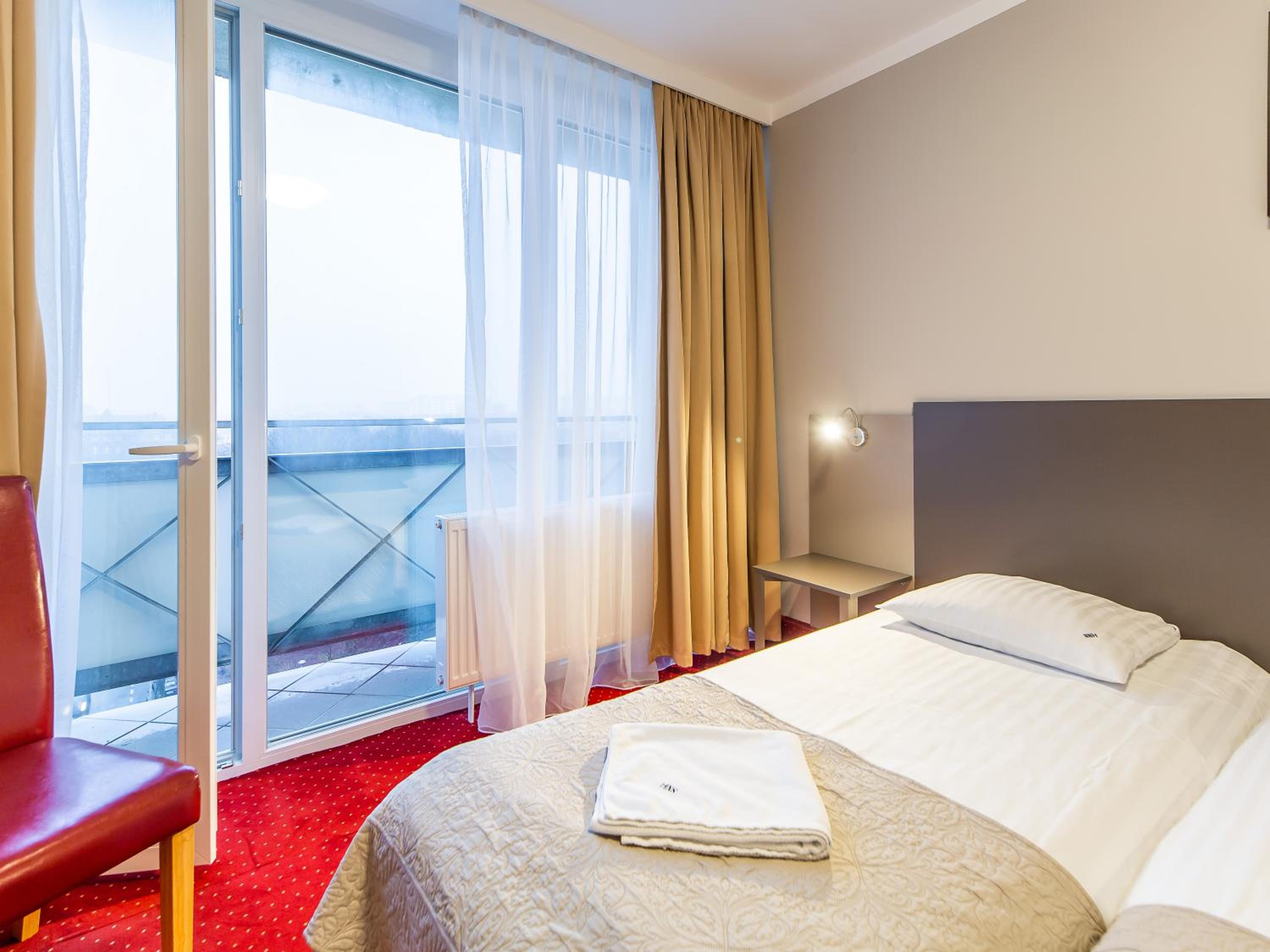 Double Room with Balcony - Photo 2