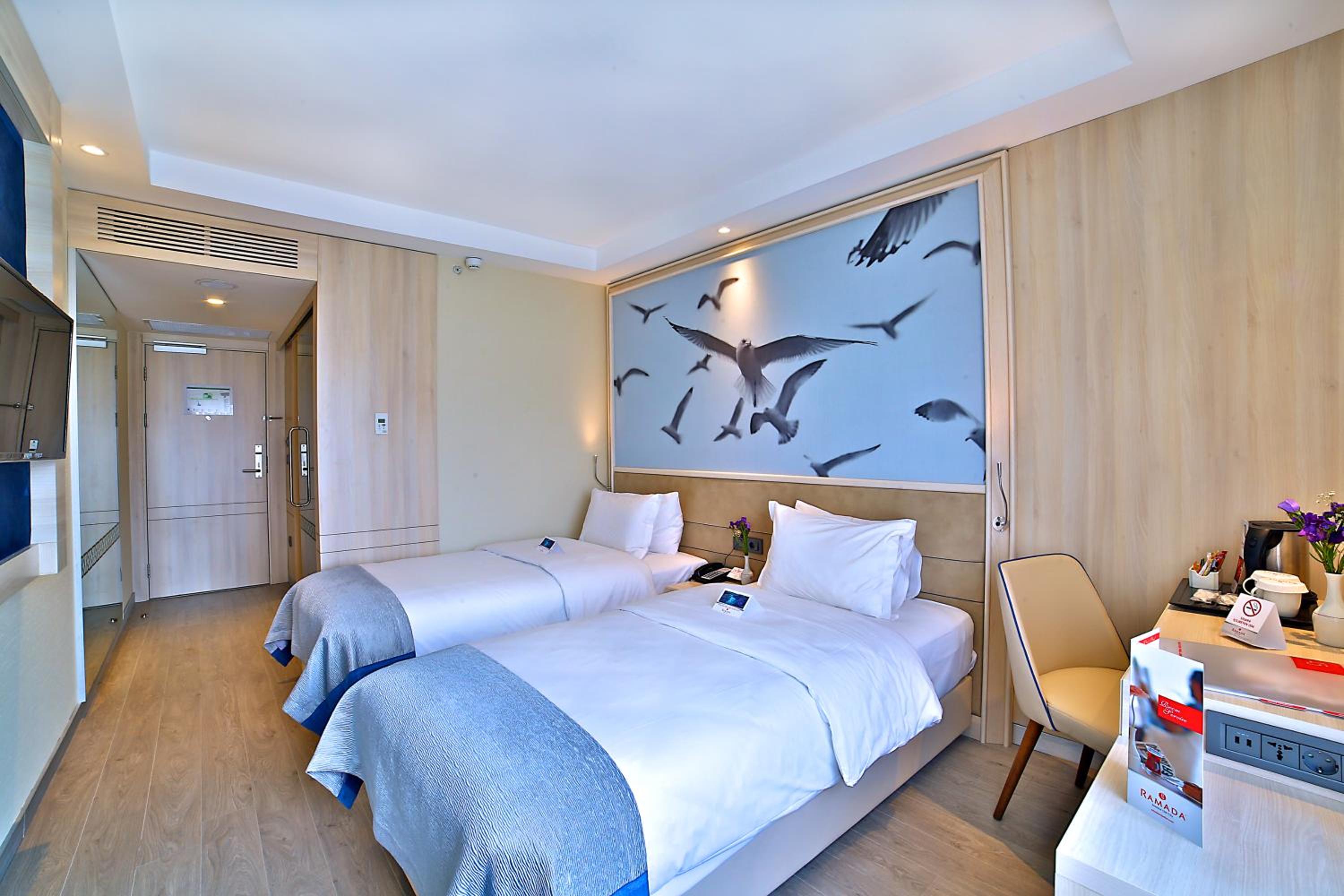 Standard Twin Room thumbnail 5