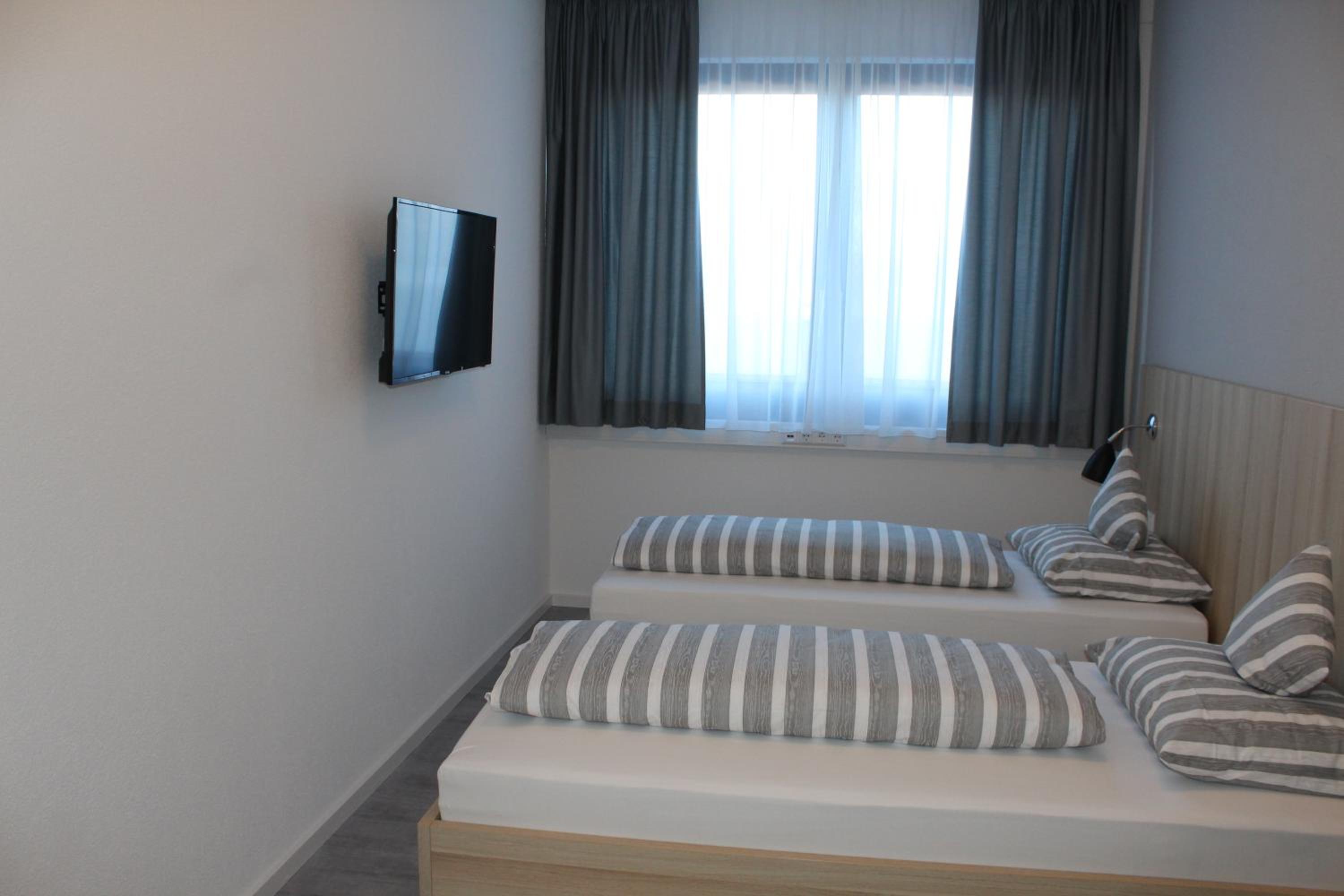Three-Bedroom Apartment - High Floor - Photo 2
