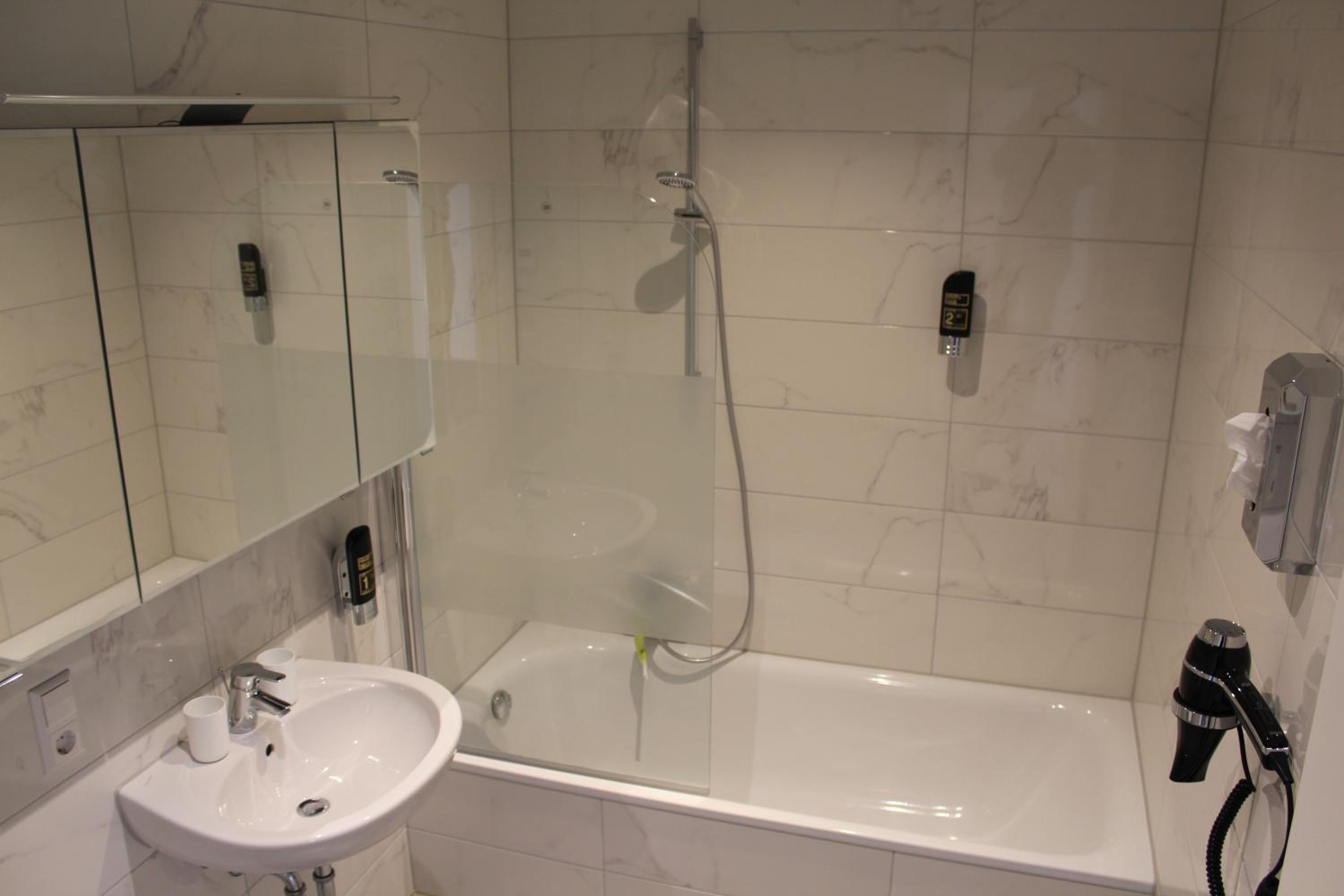 Three-Bedroom Apartment - High Floor - Photo 3
