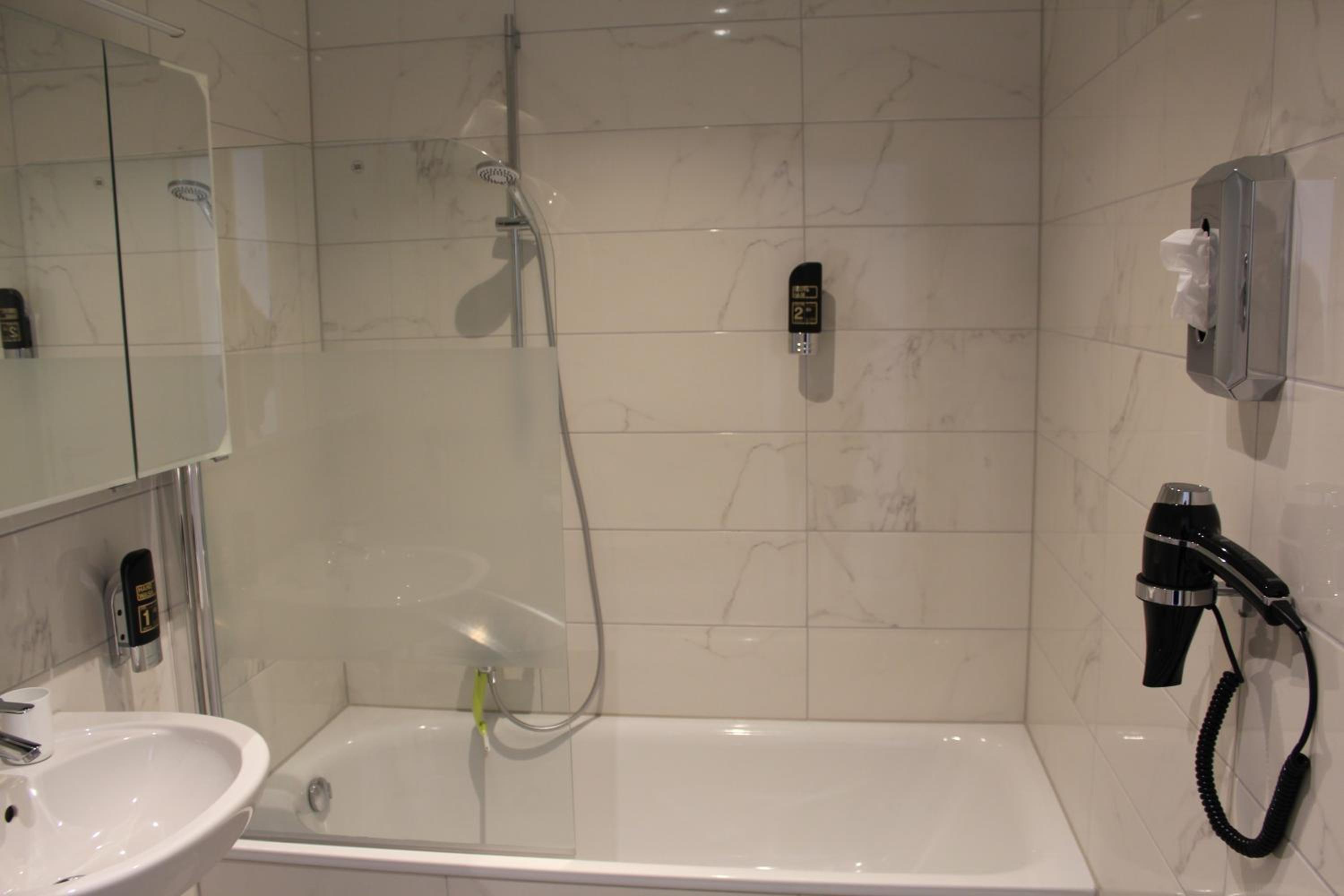 Three-Bedroom Apartment - High Floor - Photo 7