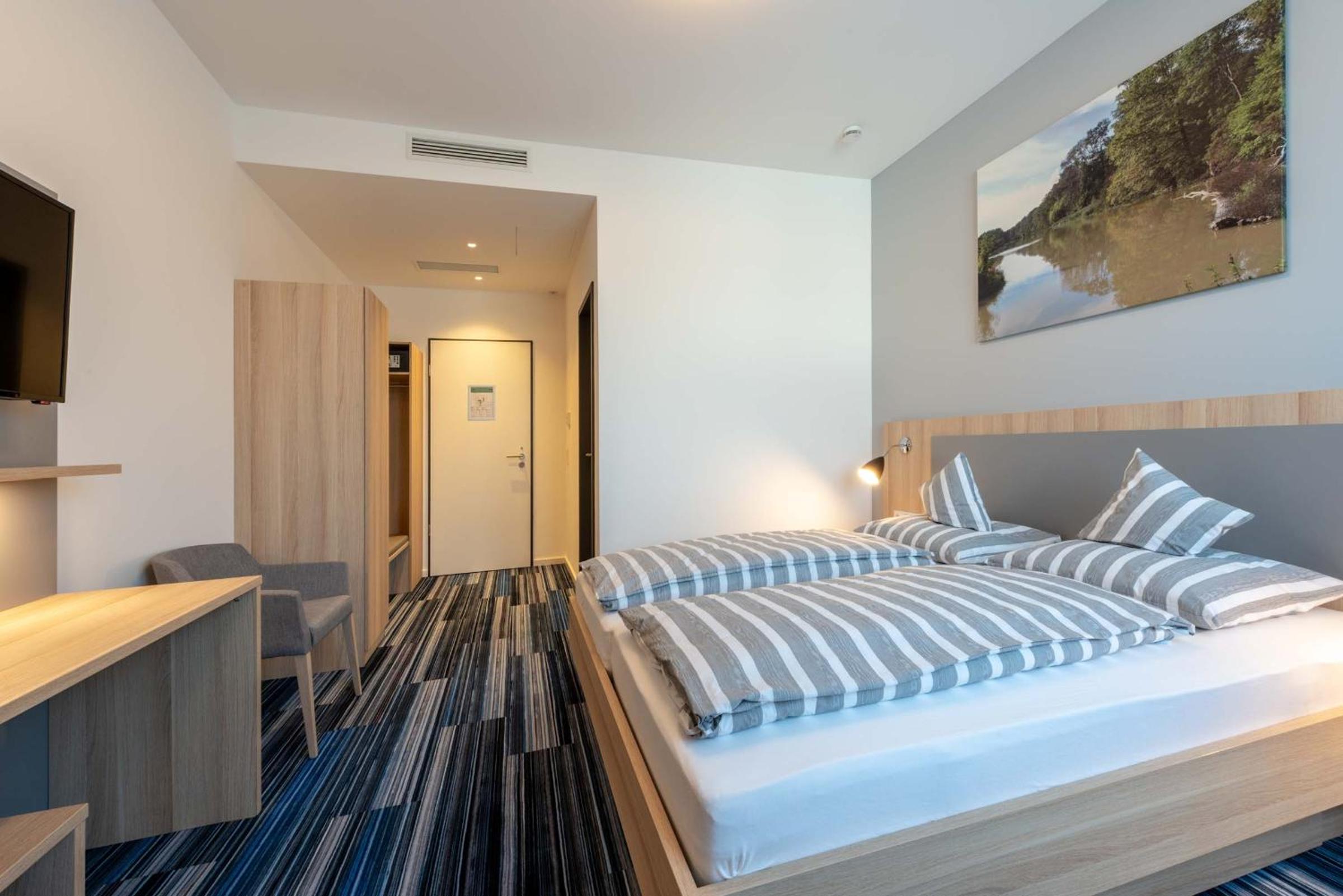 Large Double Room - Photo 1