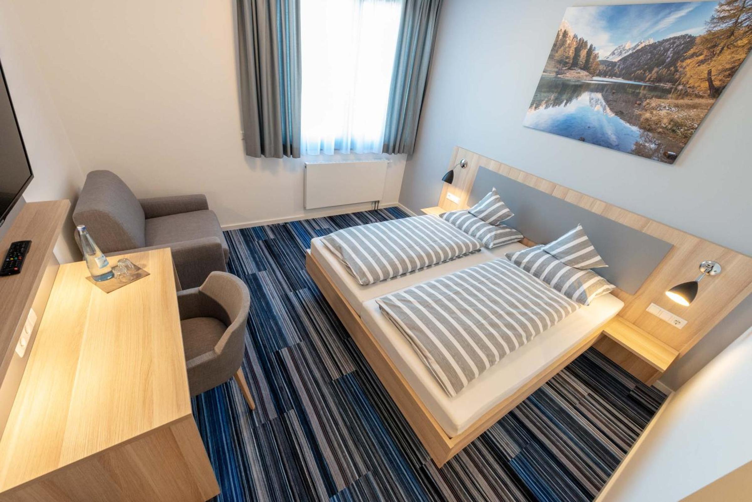 Large Double Room - Photo 2