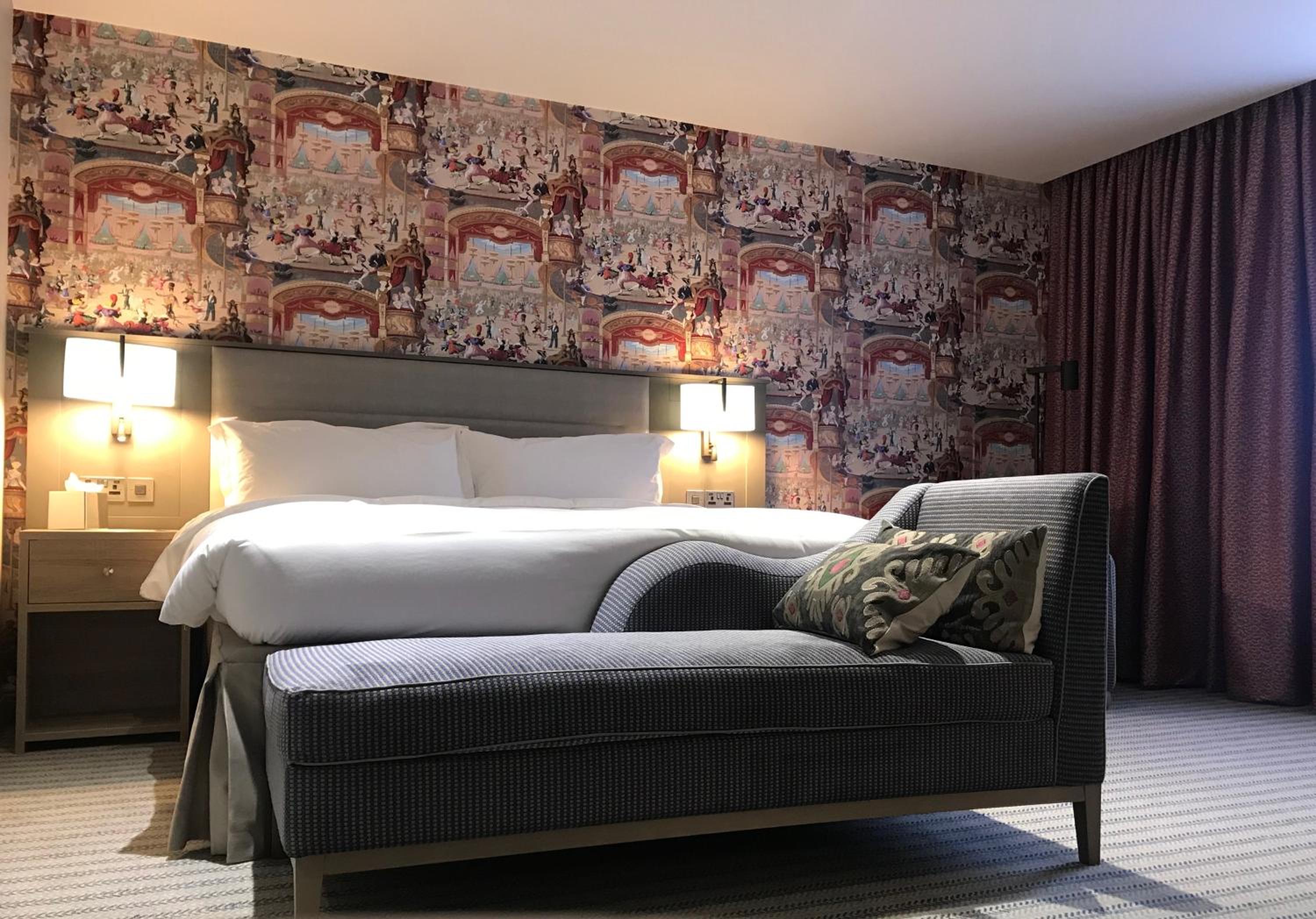 Suite - Photo 1
