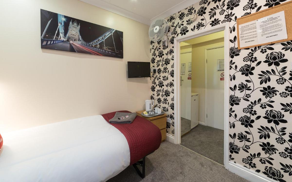 Single Room with Private Bathroom photo 1