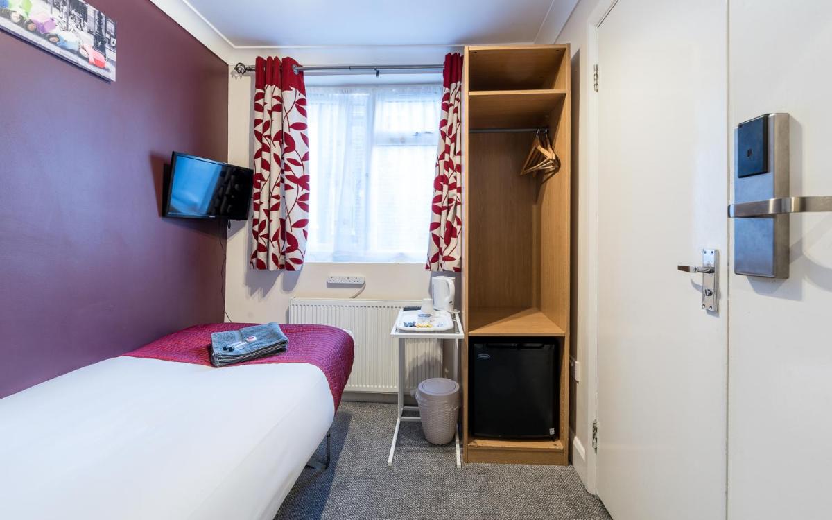 Single Room with Private Bathroom photo 3