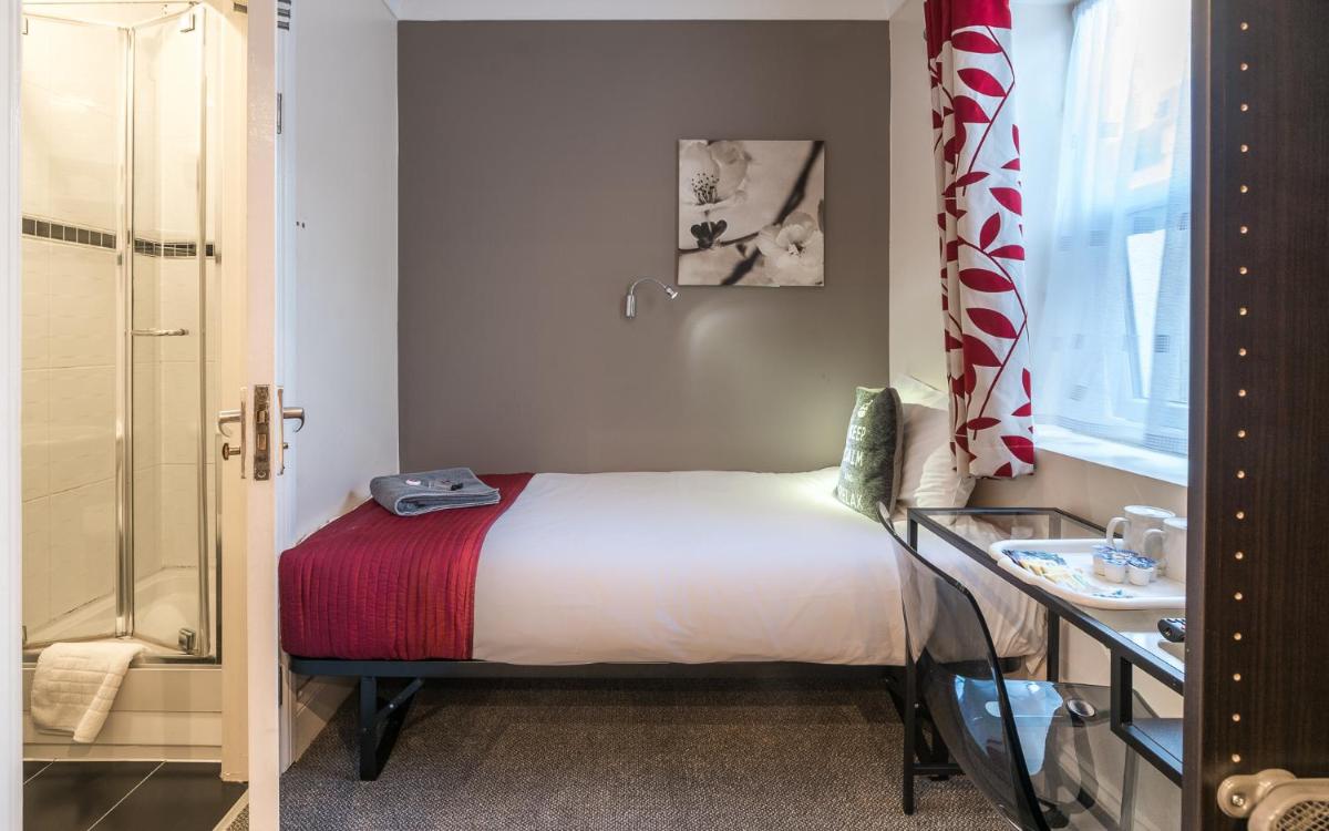 Single Room with Private Bathroom photo 2