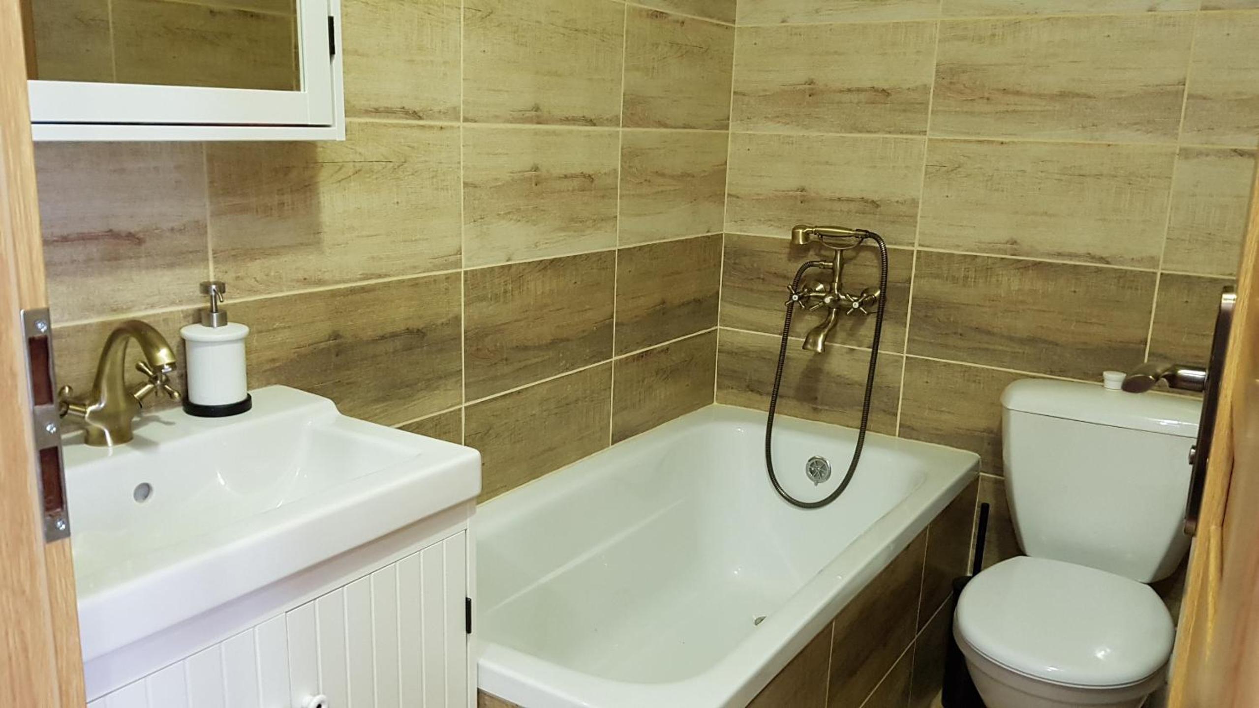 Family Room with Private Bathroom photo 2