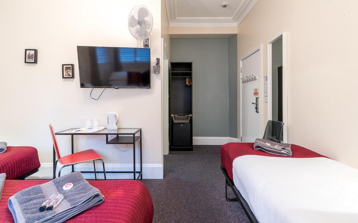 Quadruple Room with Private Bathroom photo 2