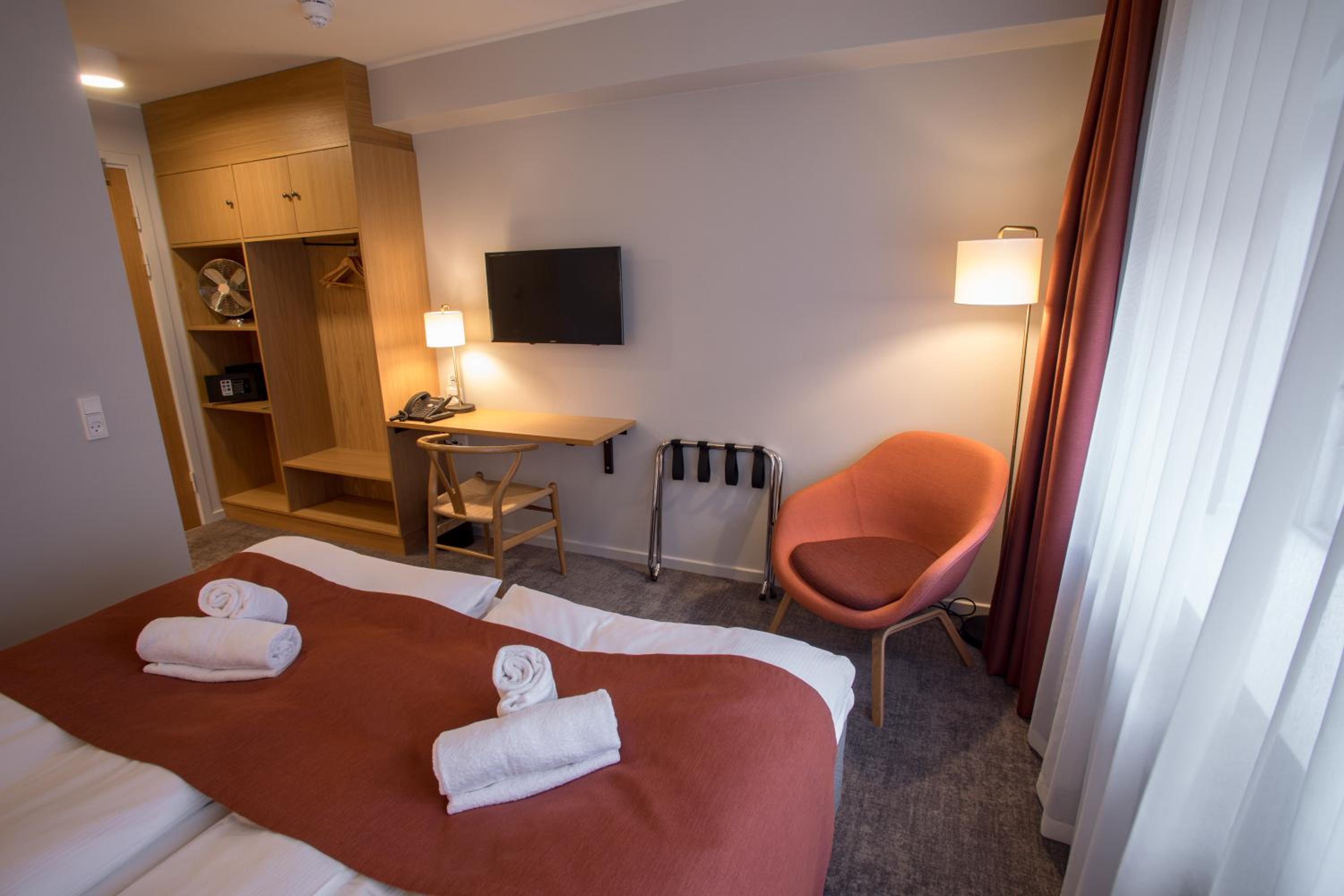 Standard Double or Twin Room thumbnail 6