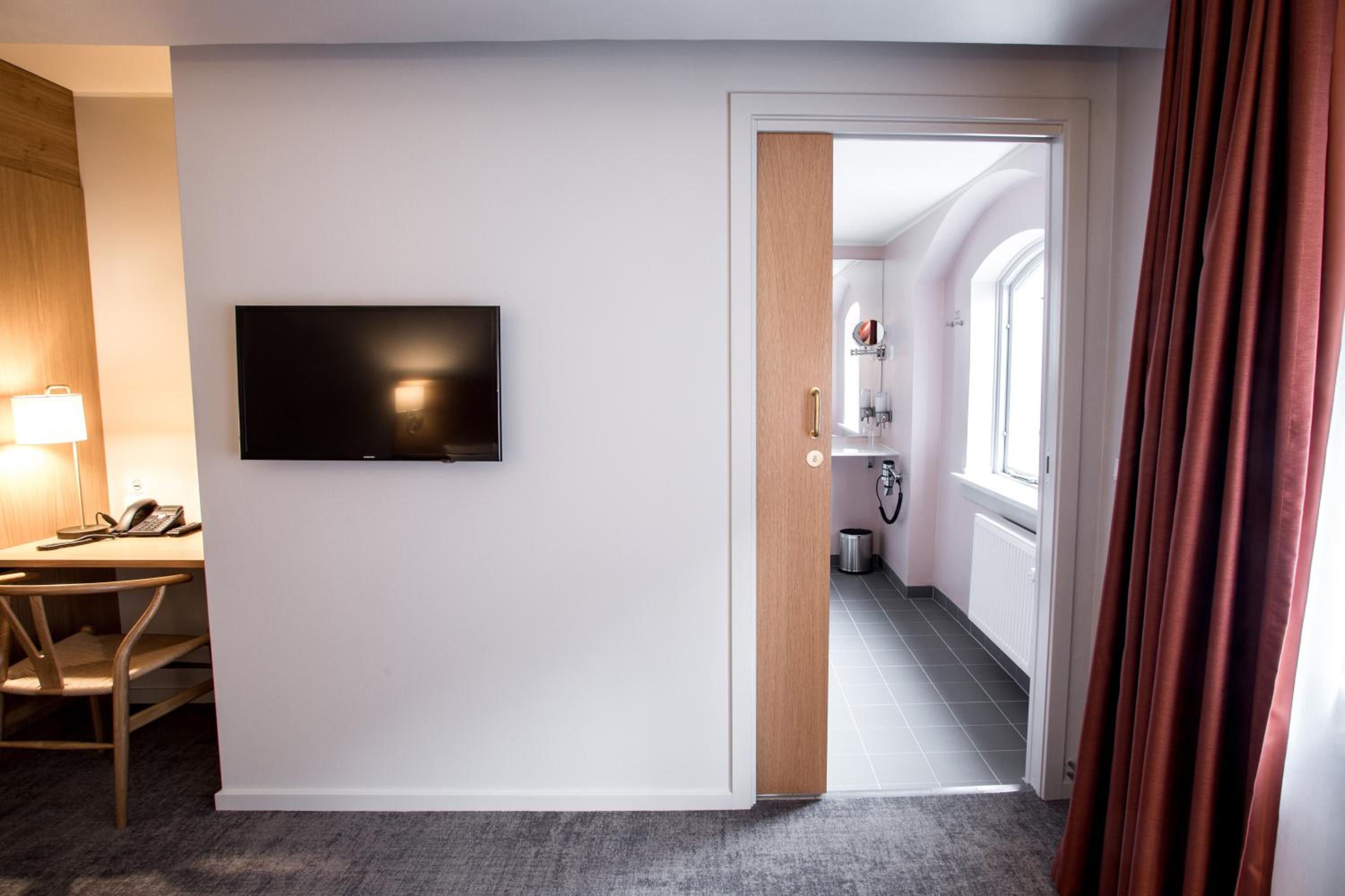 Superior Double or Twin Room thumbnail 6