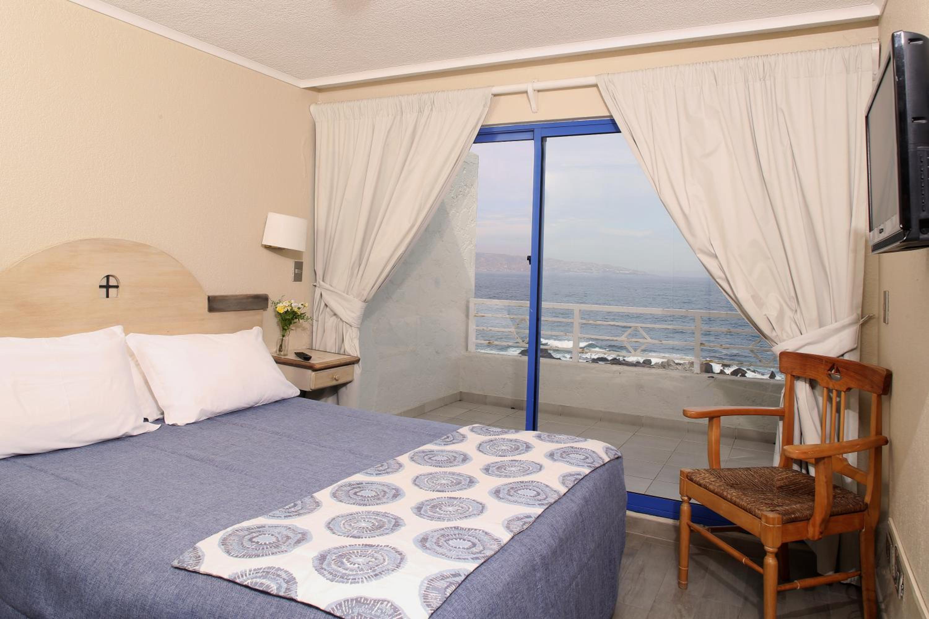 One-Bedroom Apartment with Sea View photo 2