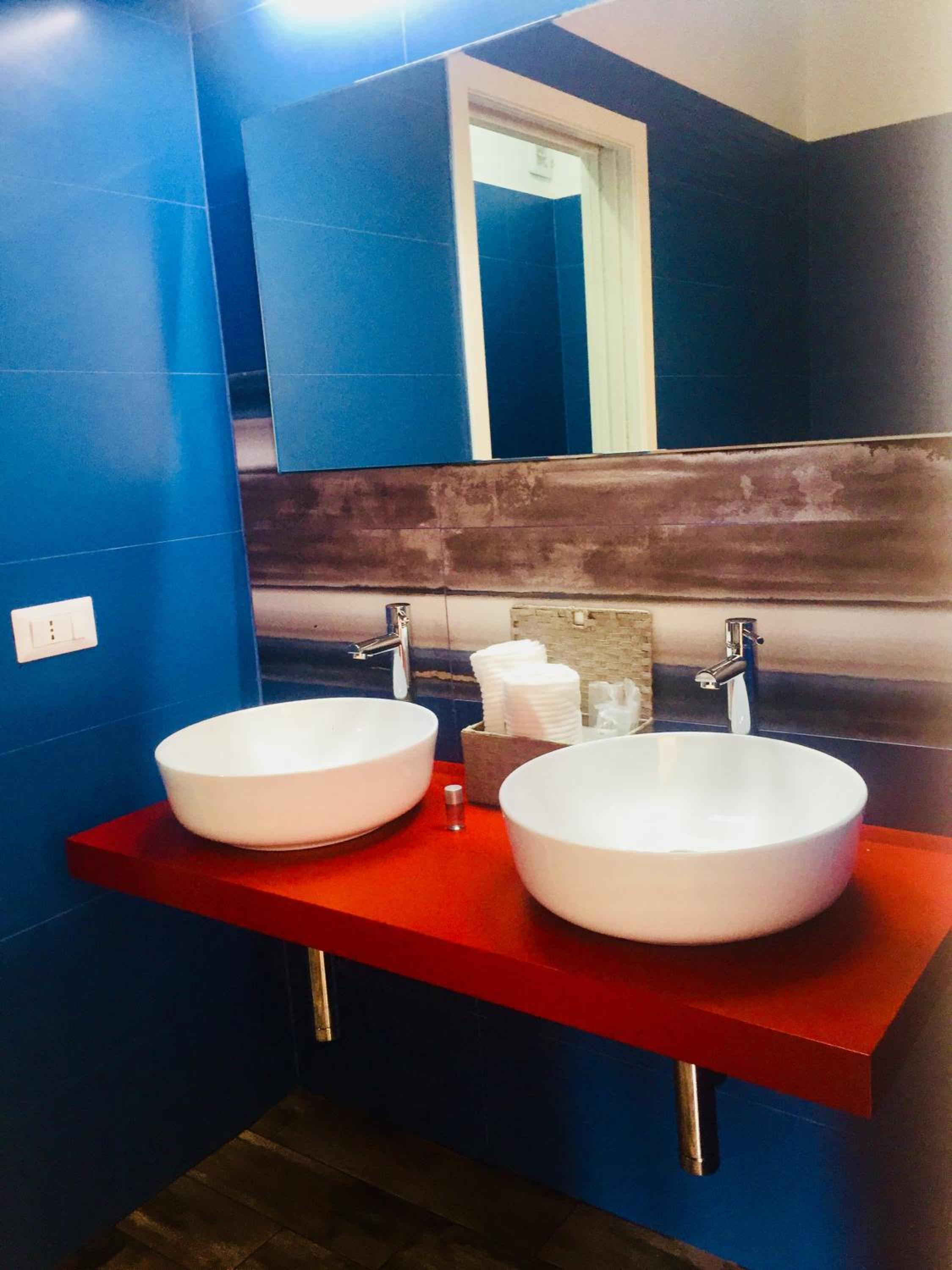 Deluxe Suite with Spa Bath - Photo 9