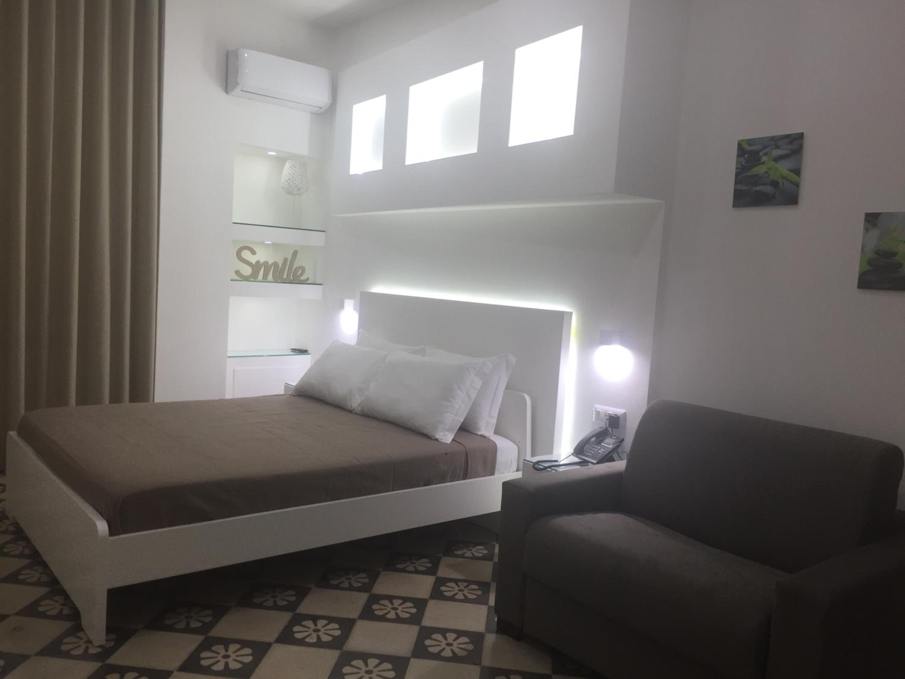 Deluxe King Room - Photo 6