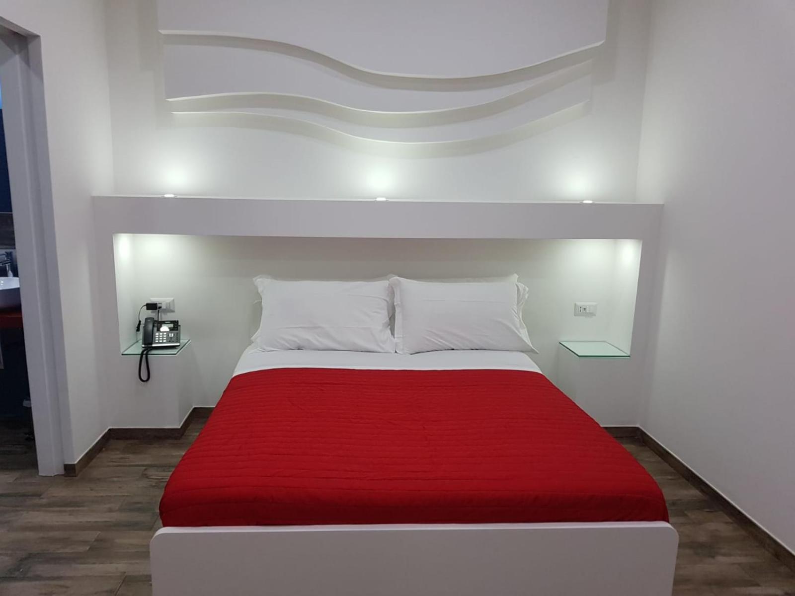 Deluxe Suite with Spa Bath - Photo 11