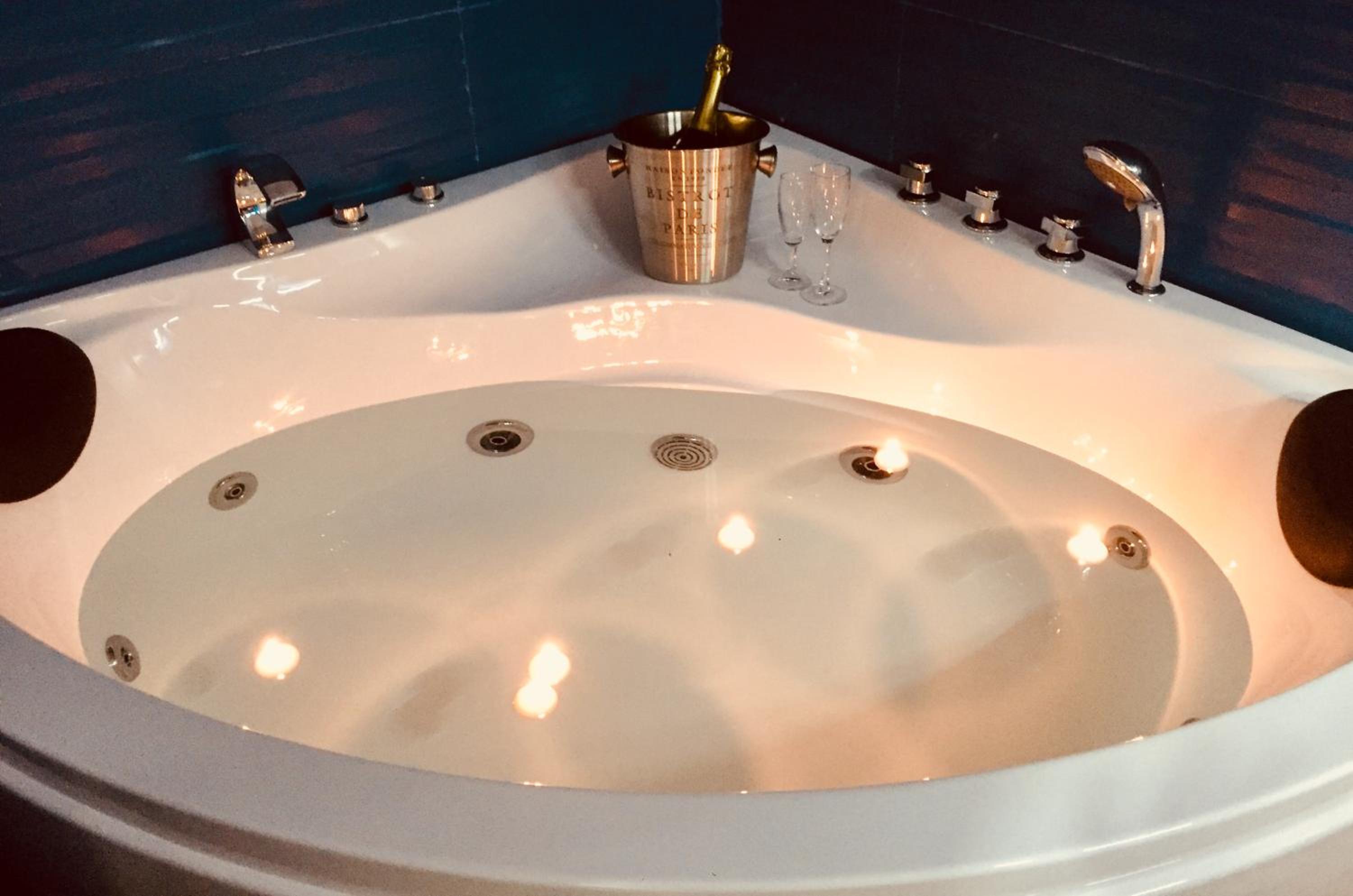 Deluxe Suite with Spa Bath - Photo 7