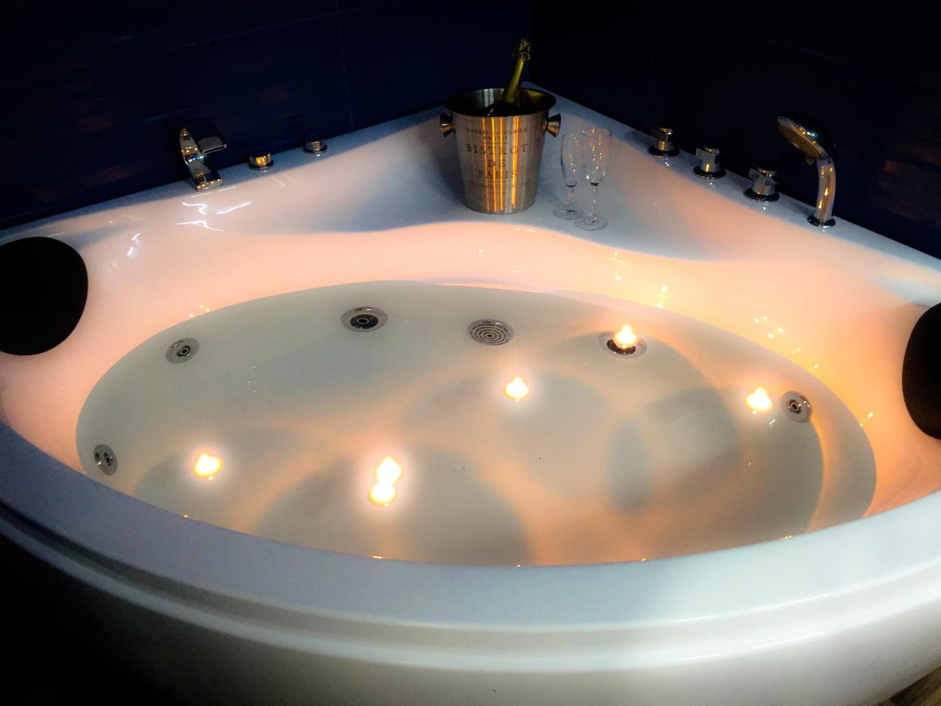Deluxe Suite with Spa Bath - Photo 8