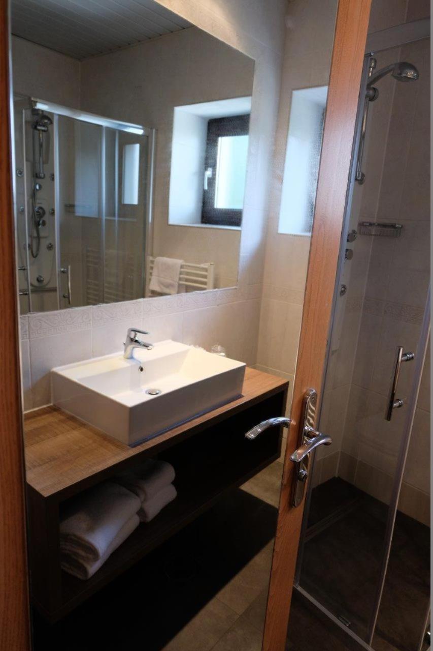 Double or Twin Room with Balcony - Photo 9