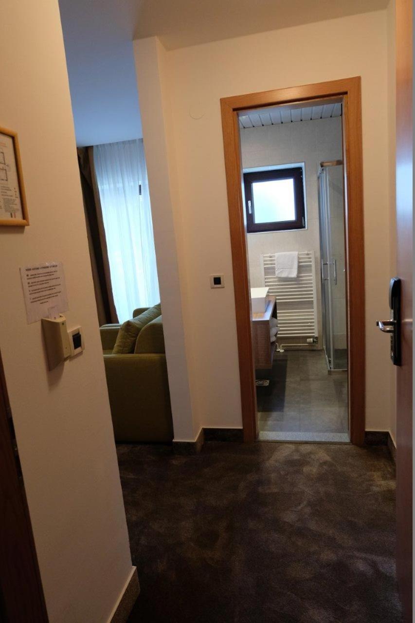 Double or Twin Room with Balcony - Photo 11