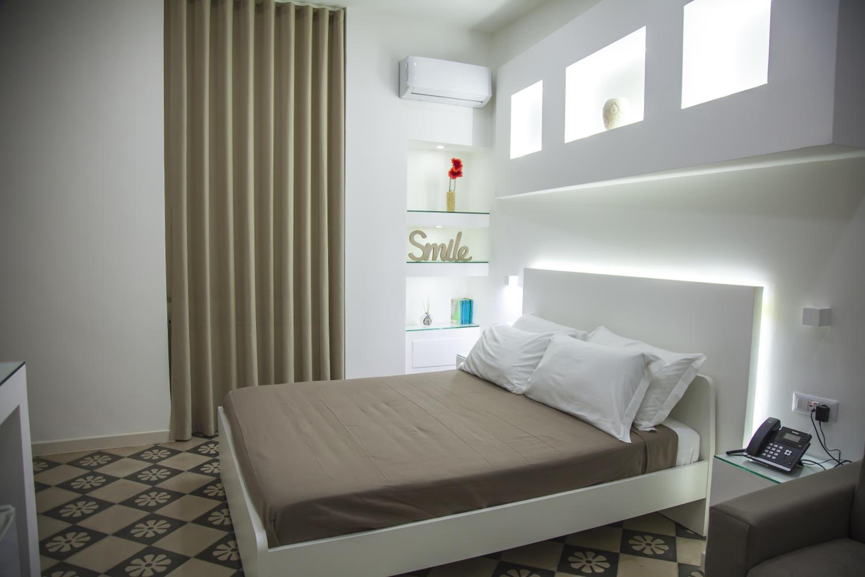 Deluxe King Room - Photo 8