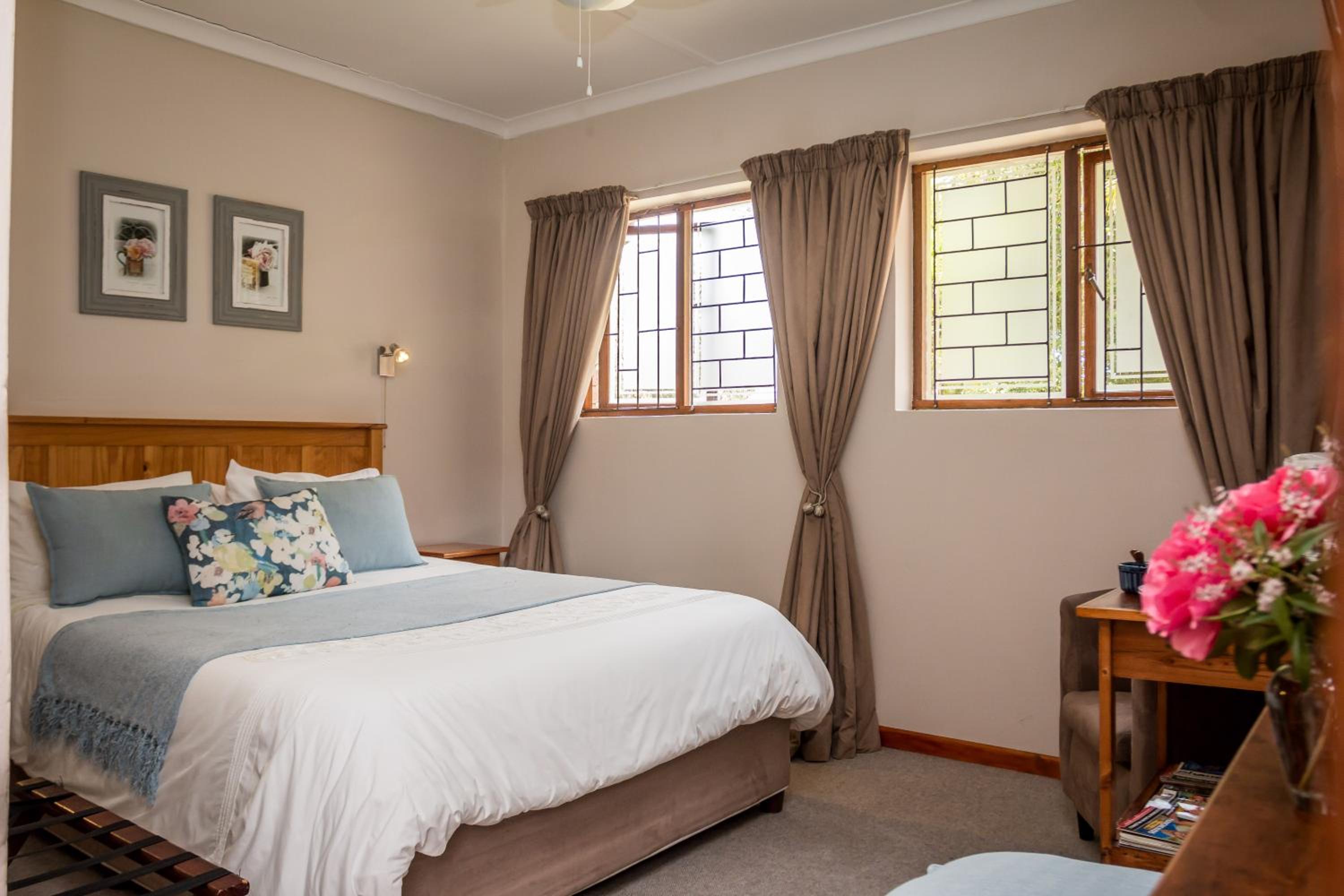 Standard Queen Room photo 2