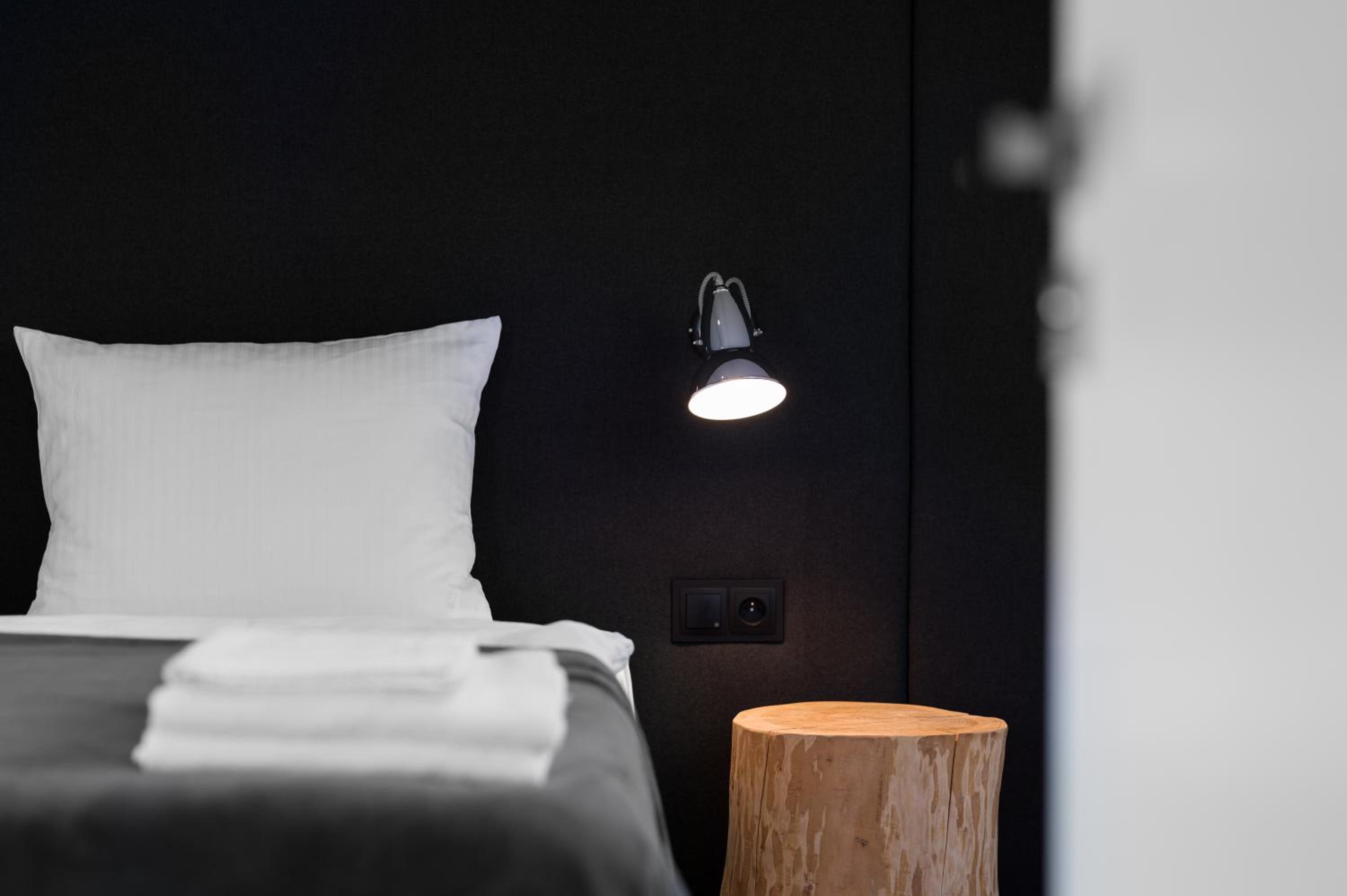 Deluxe Double Room (2 Adults + 1 Child) - Photo 2