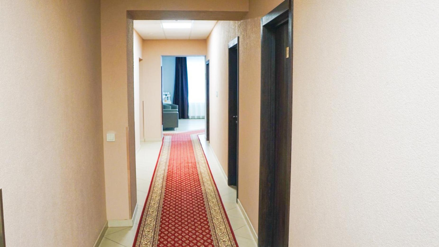 Superior Quadruple Room with one king size and two single beds and lounge area photo 3