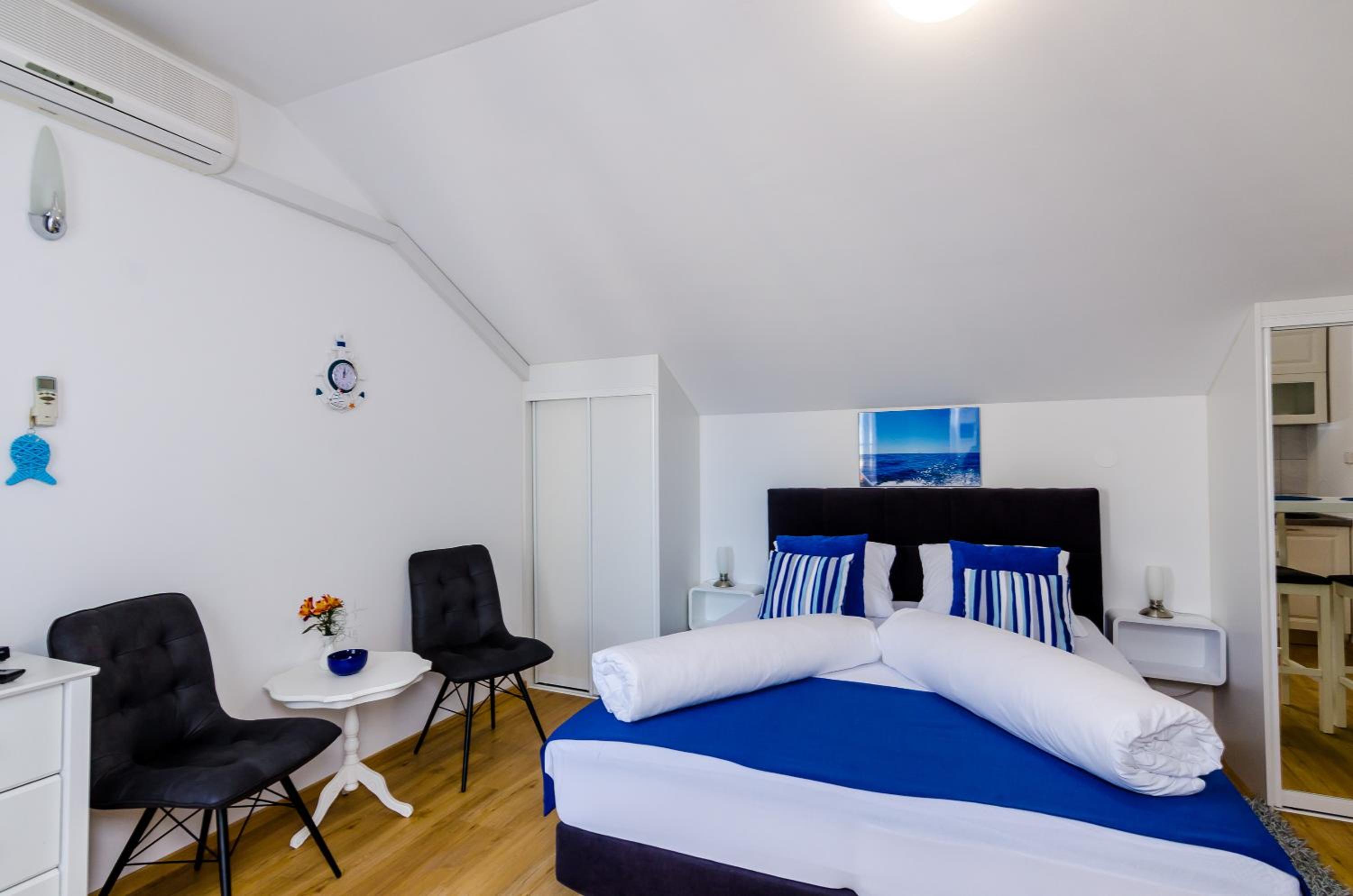 Studio Apartment with Balcony photo 3