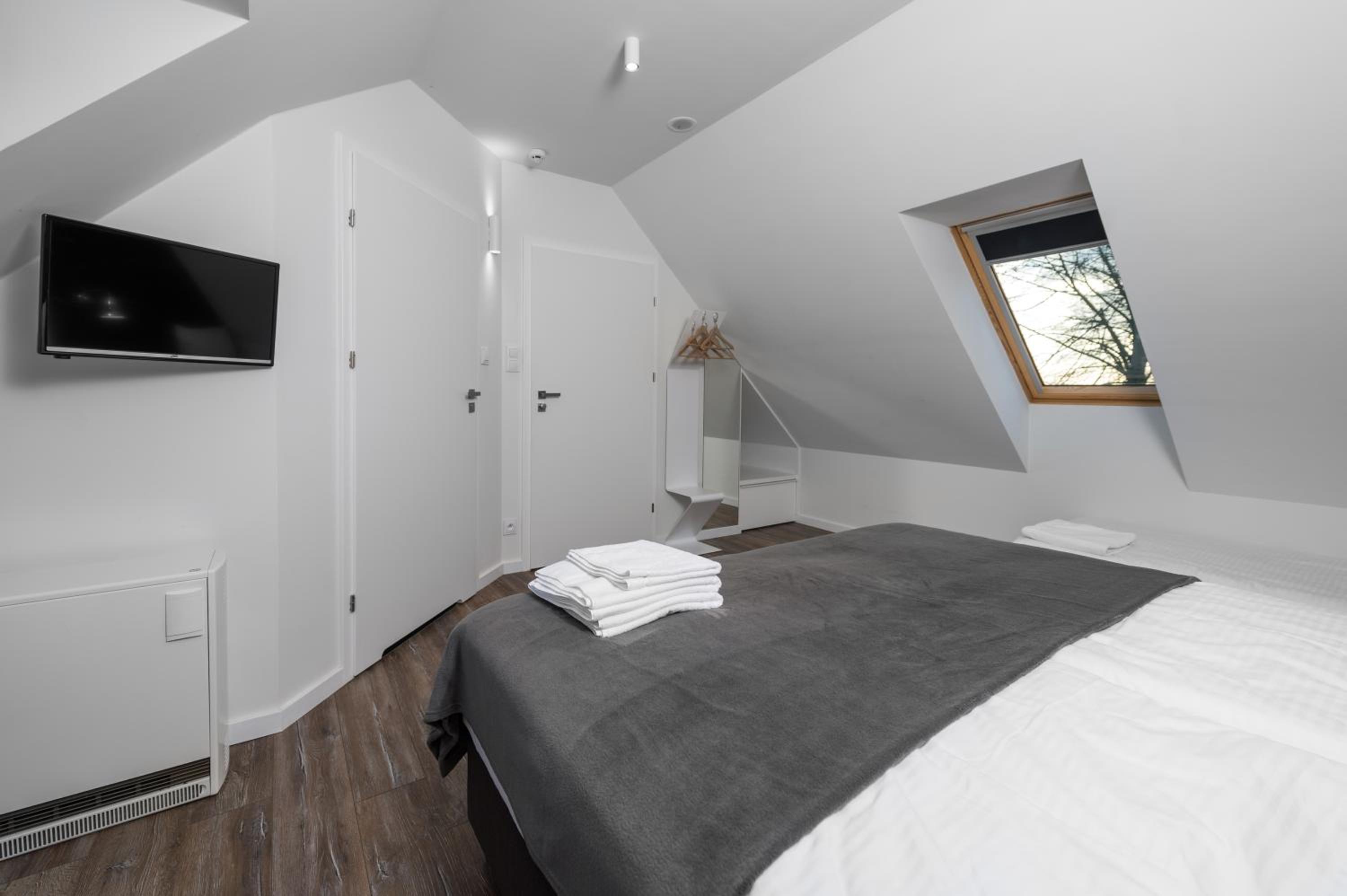 Deluxe Double Room (2 Adults + 1 Child) - Photo 7
