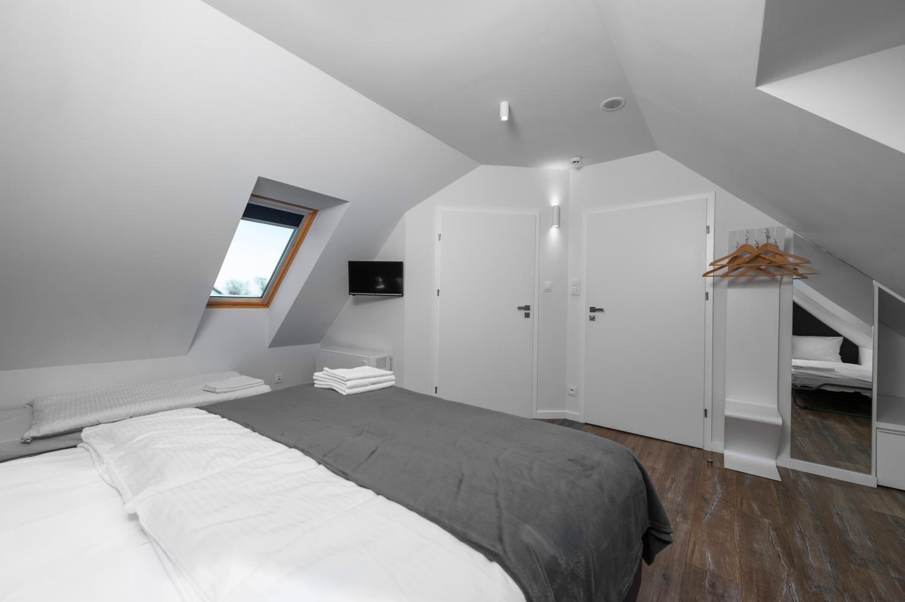 Deluxe Double Room (2 Adults + 1 Child) - Photo 6