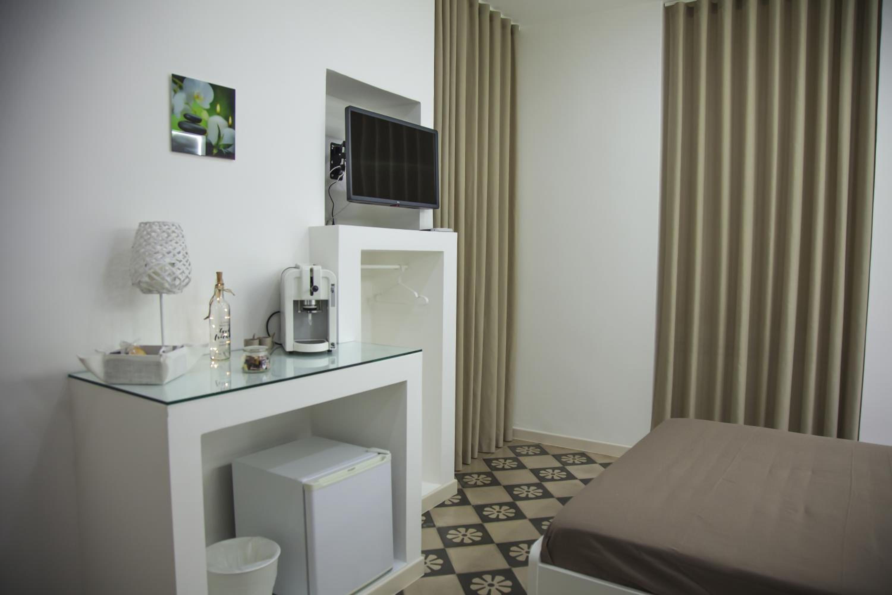 Deluxe King Room - Photo 13