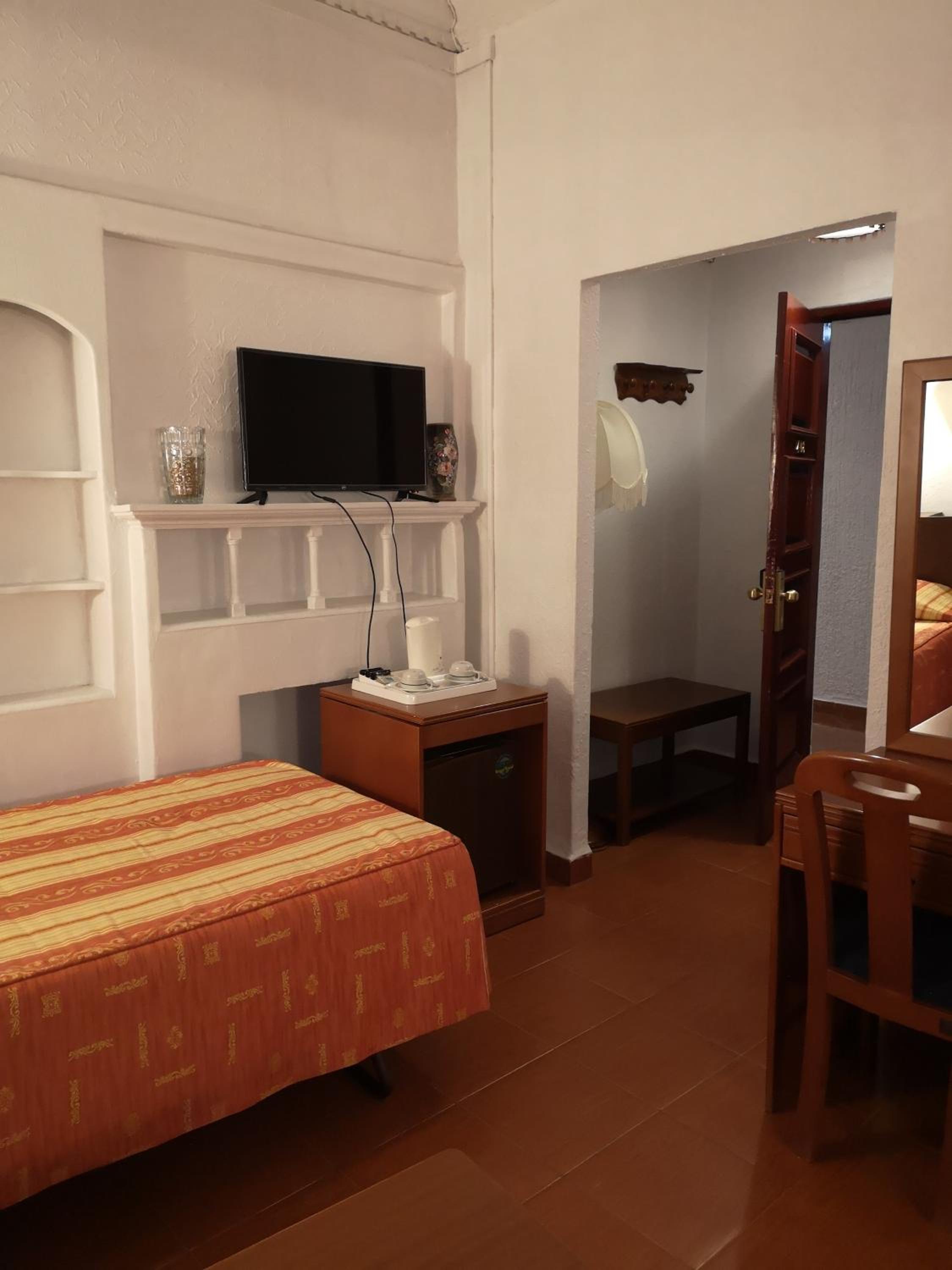 Twin Room - Photo 11