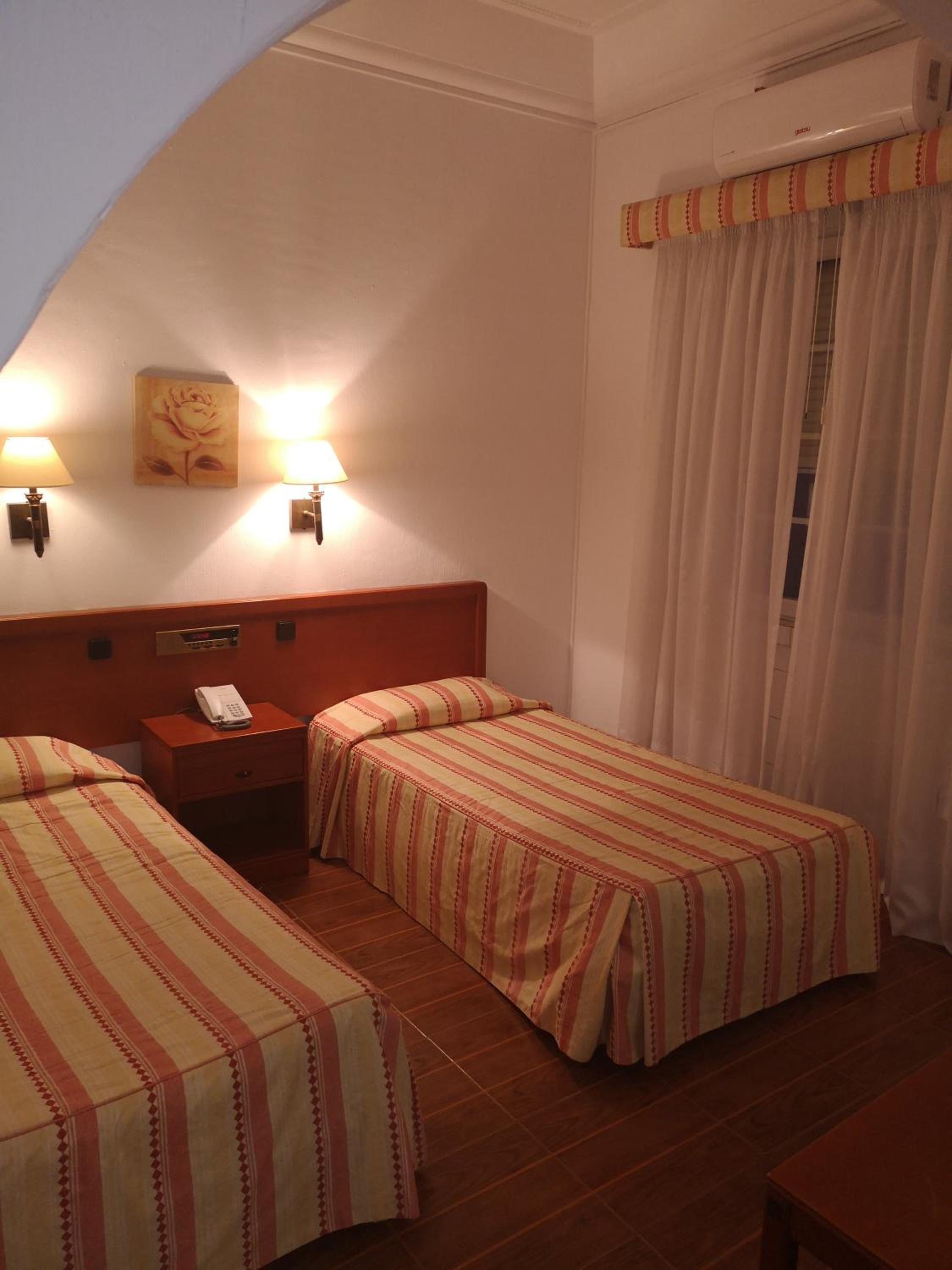 Twin Room - Photo 18