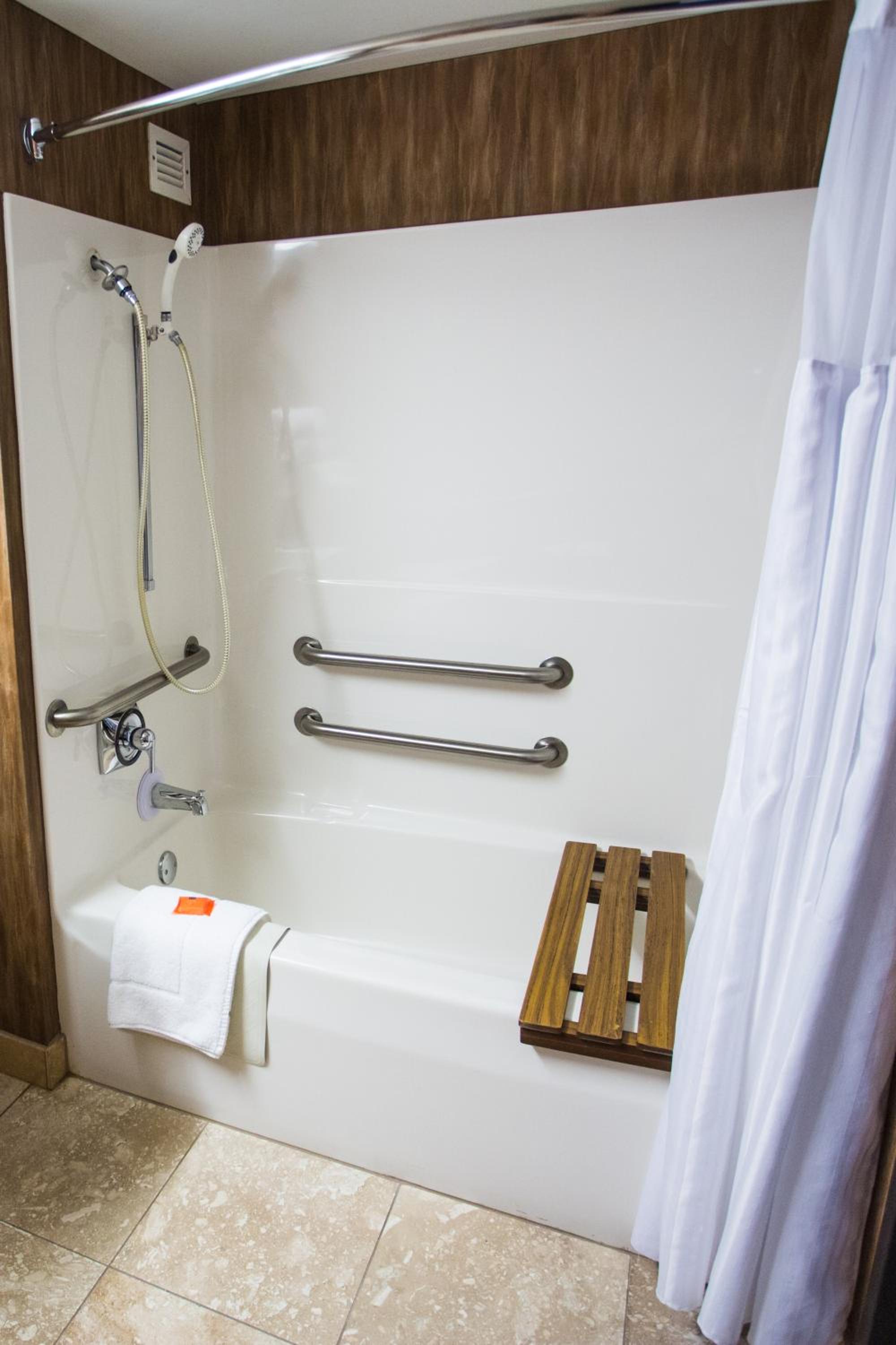 2 Queen Beds, Mobility Accessible Room, Bathtub w/ Grab bars, Non-Smoking - Photo 4