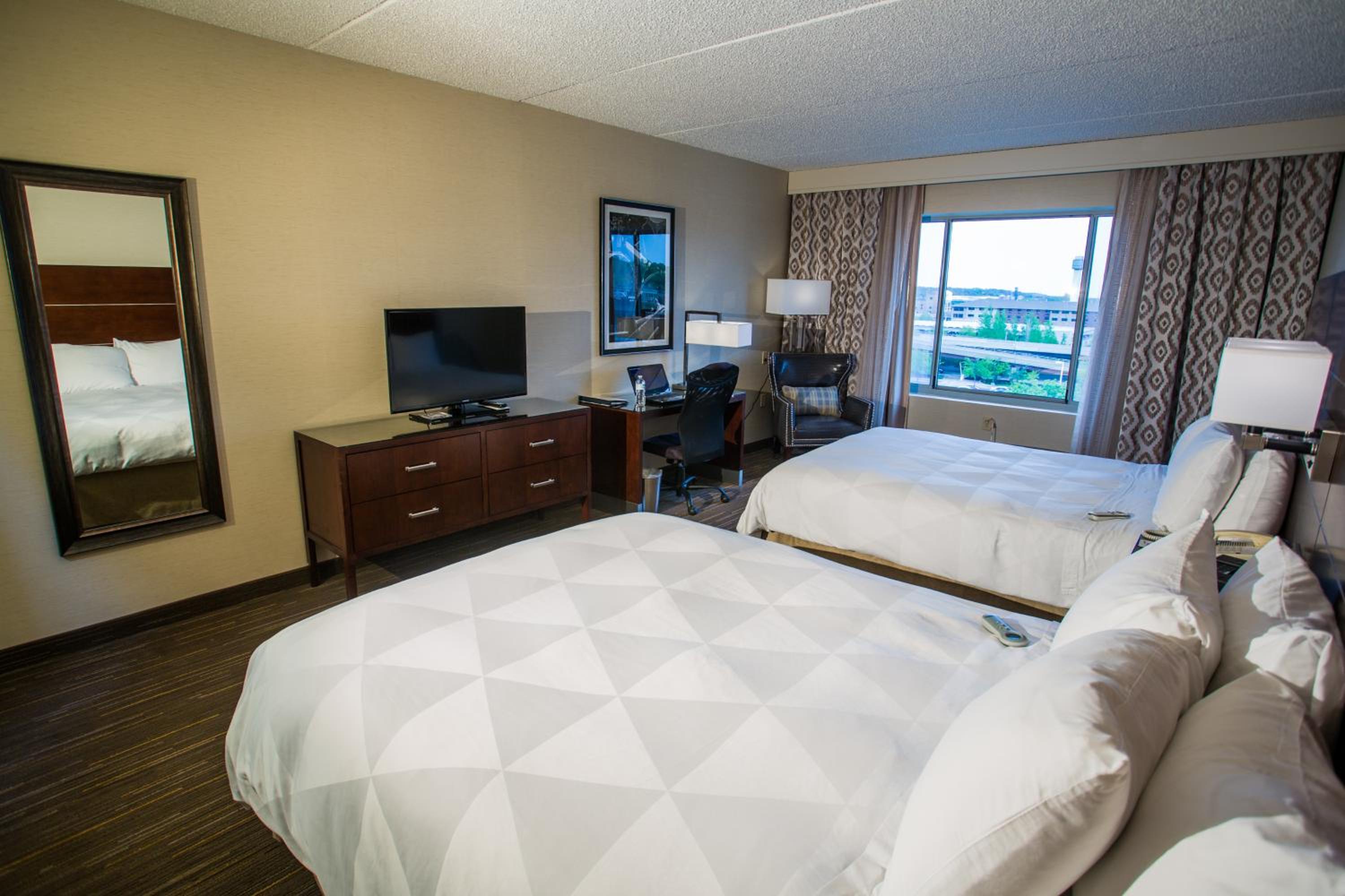 2 Queen Beds, Mobility Accessible Room, Bathtub w/ Grab bars, Non-Smoking - Photo 3