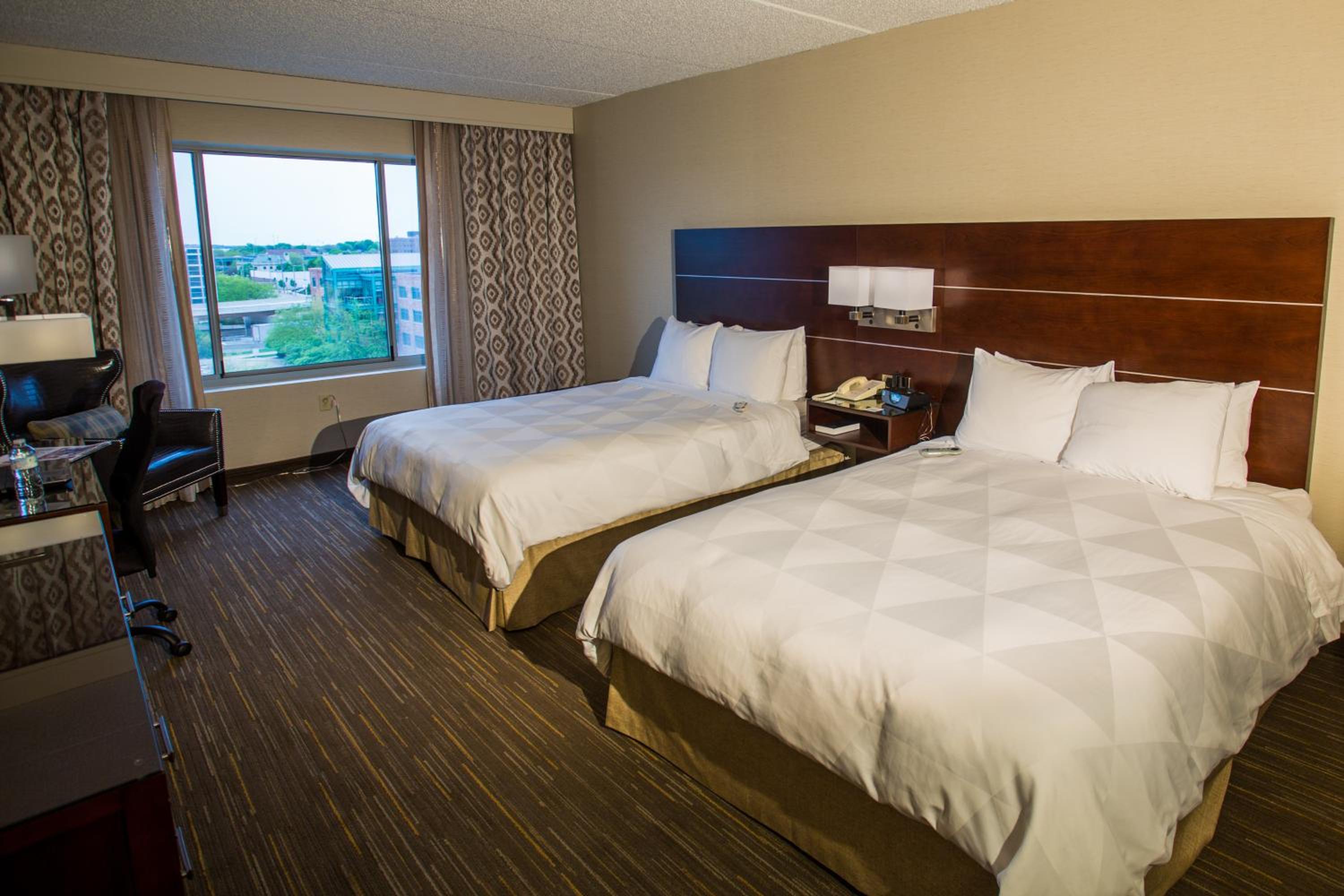 Superior Queen Room with Two Queen Beds - Non-Smoking - Photo 5
