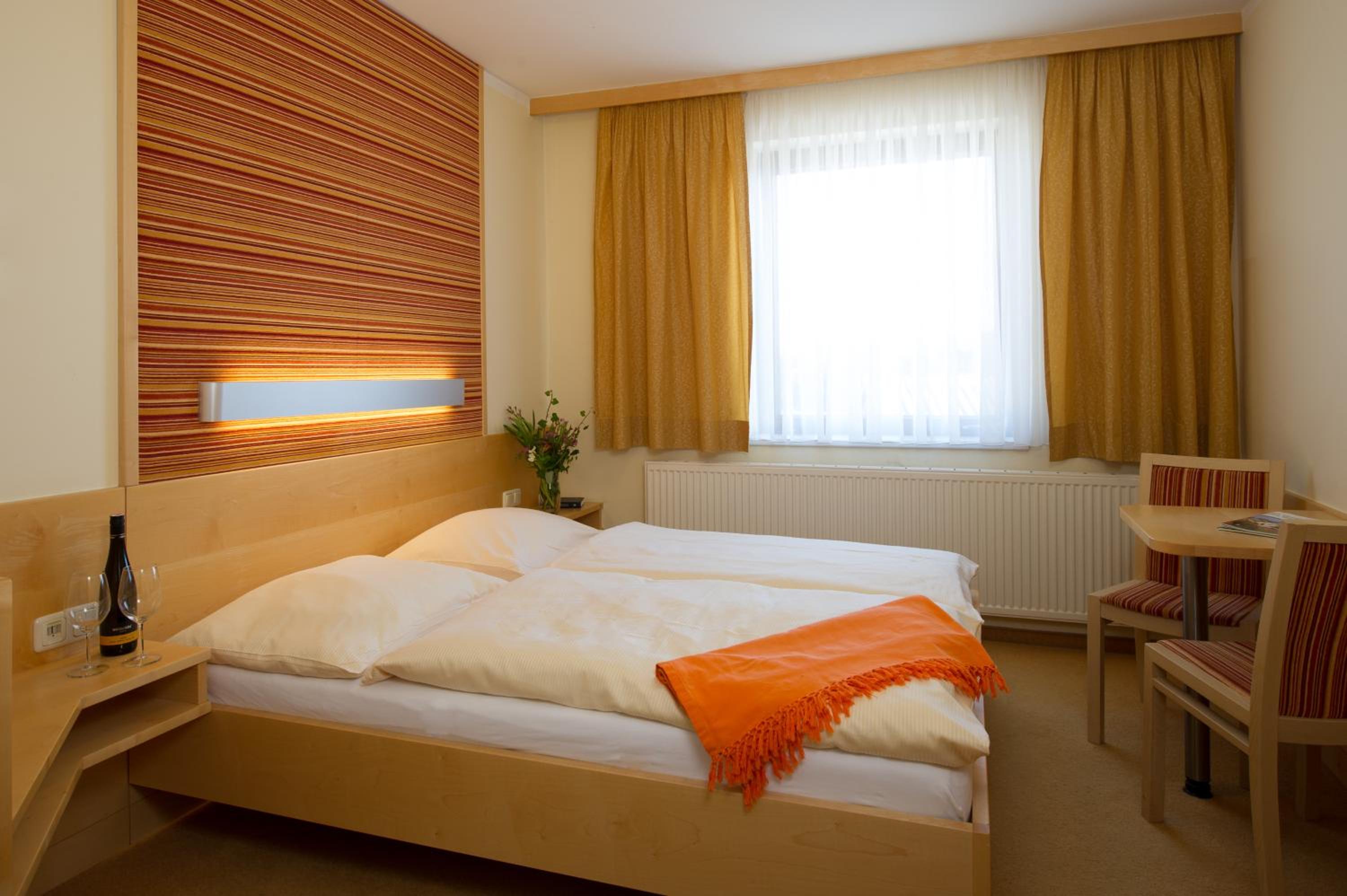 Deluxe Room (1 Adult + 1 Child)