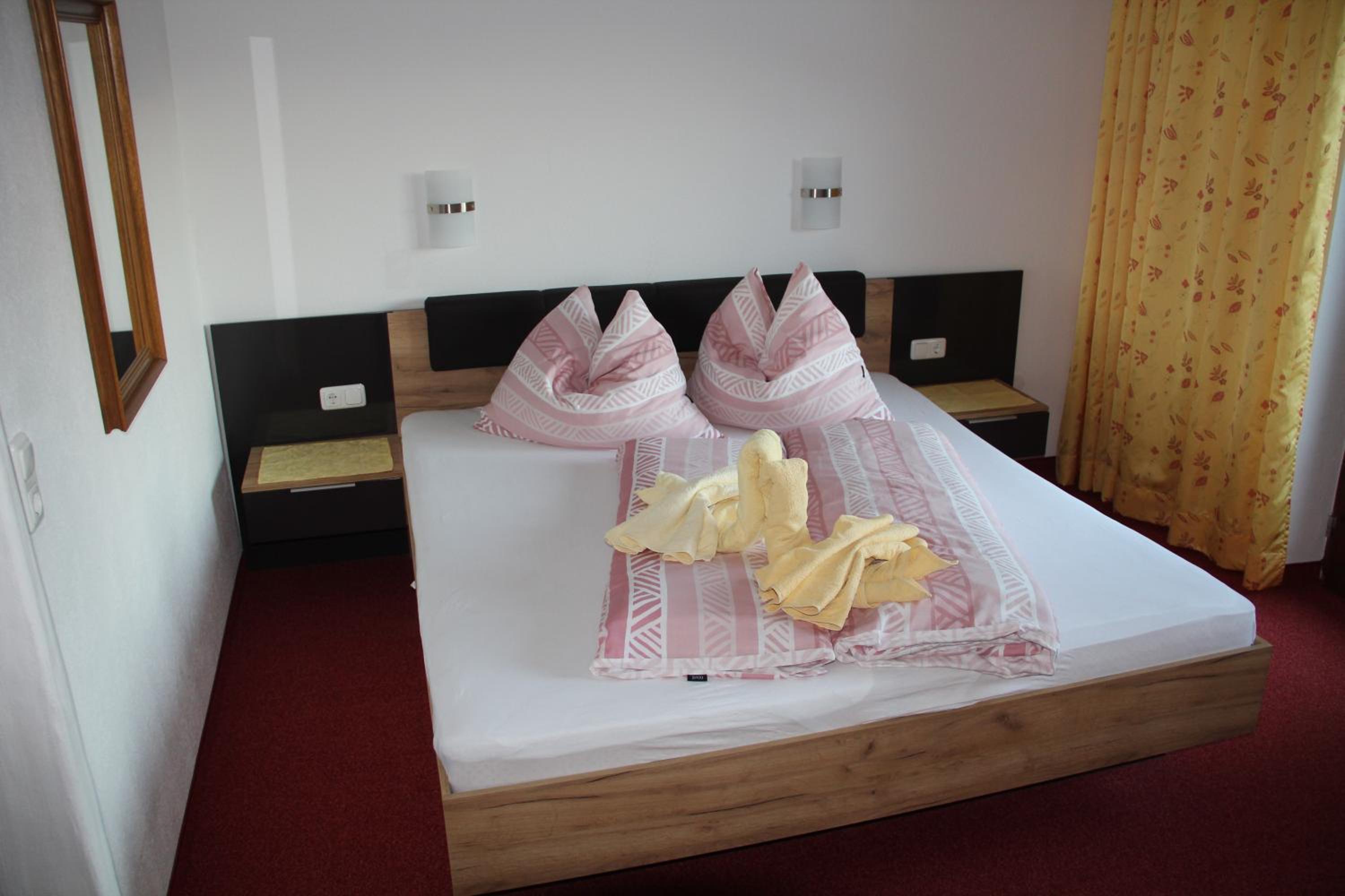 Double Room with Balcony - Photo 3