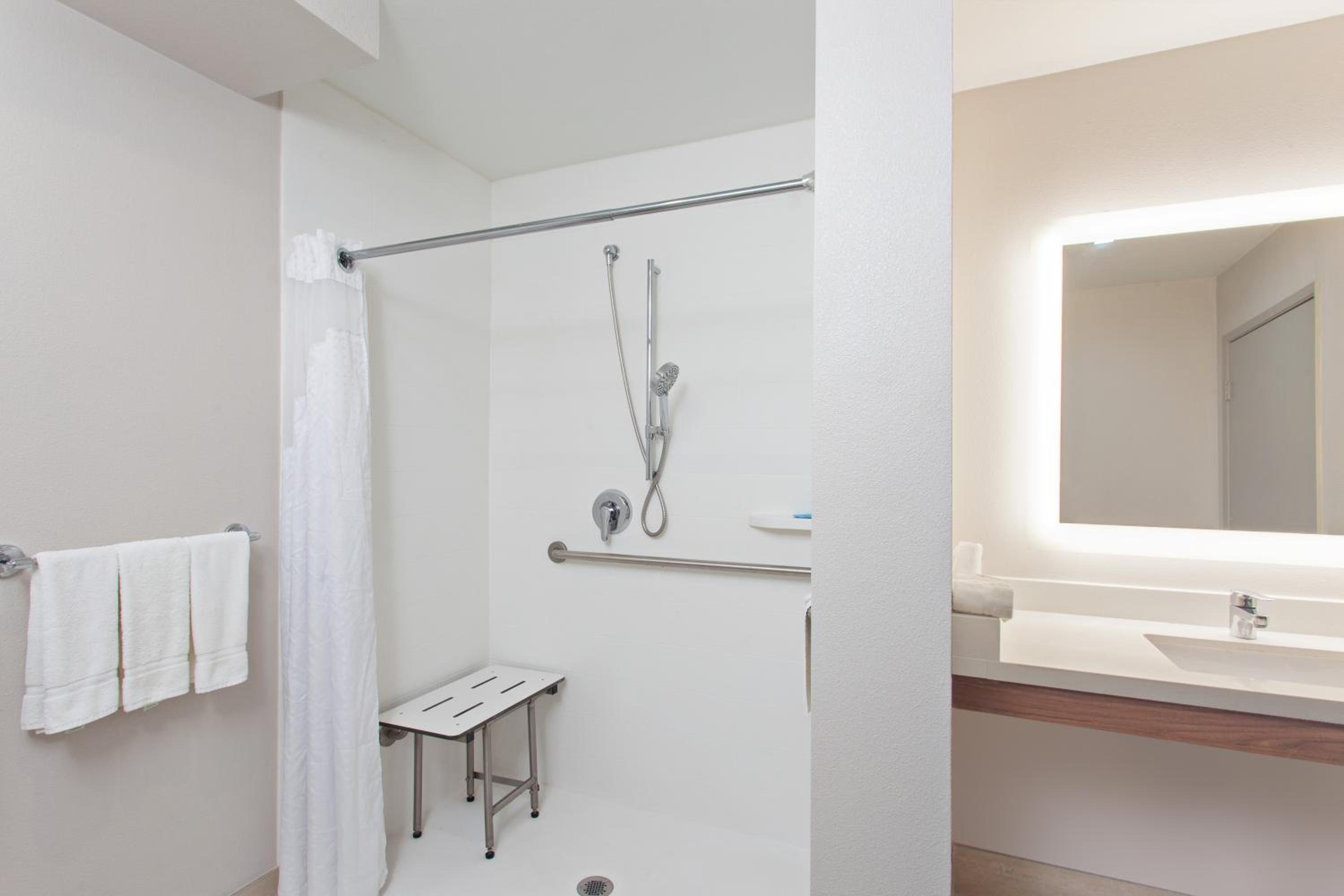 Standard Queen Room with Two Queen Beds and Roll-In Shower - Mobility Access - Photo 8