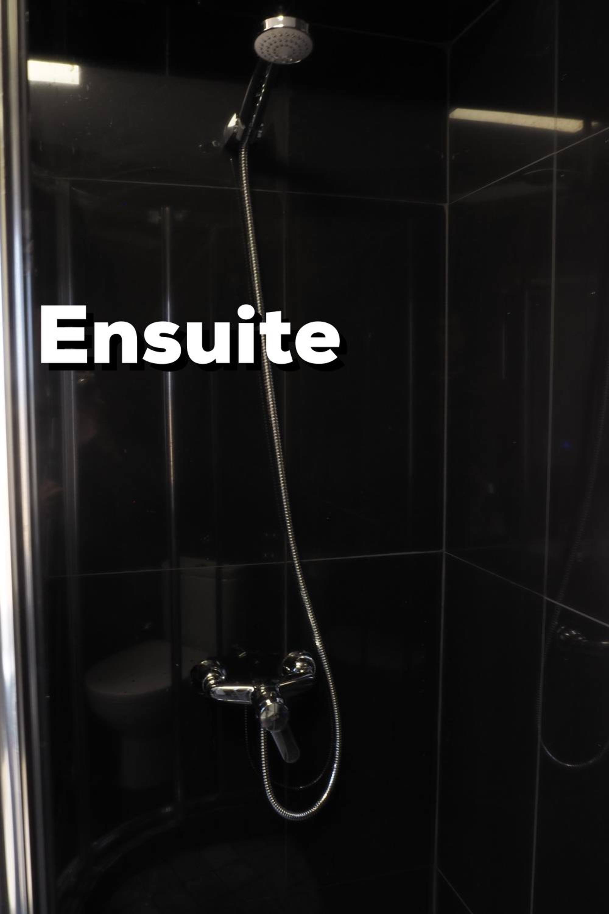 Double Room - Photo 16