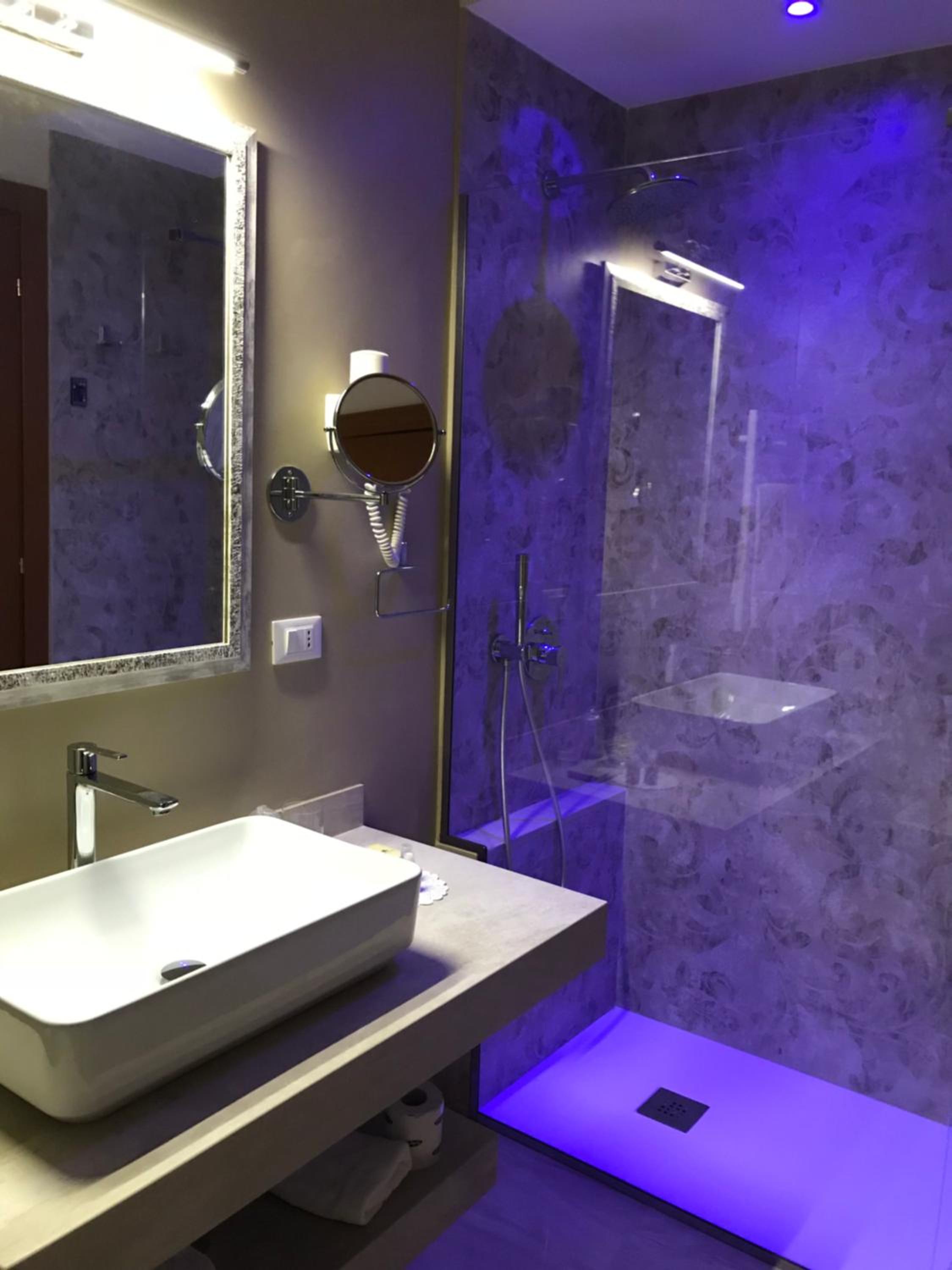 Deluxe Double or Twin Room - Photo 9