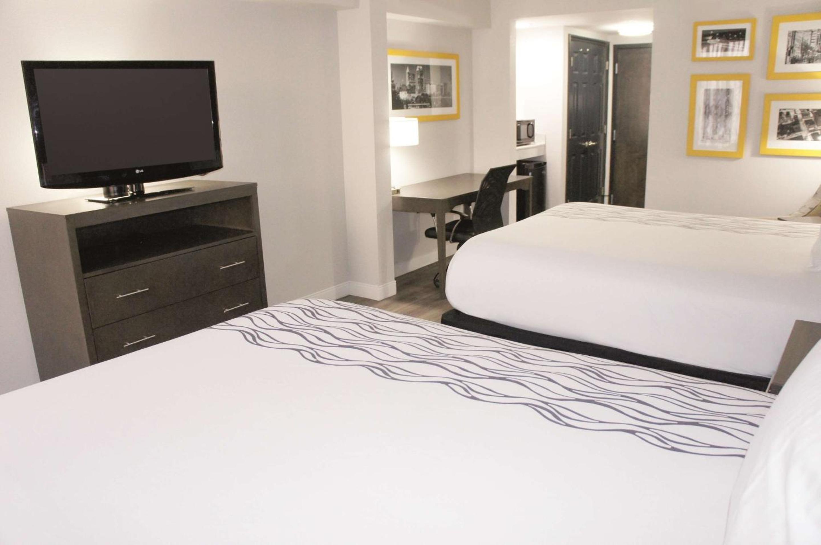 Queen Room with Two Queen Beds - Photo 12
